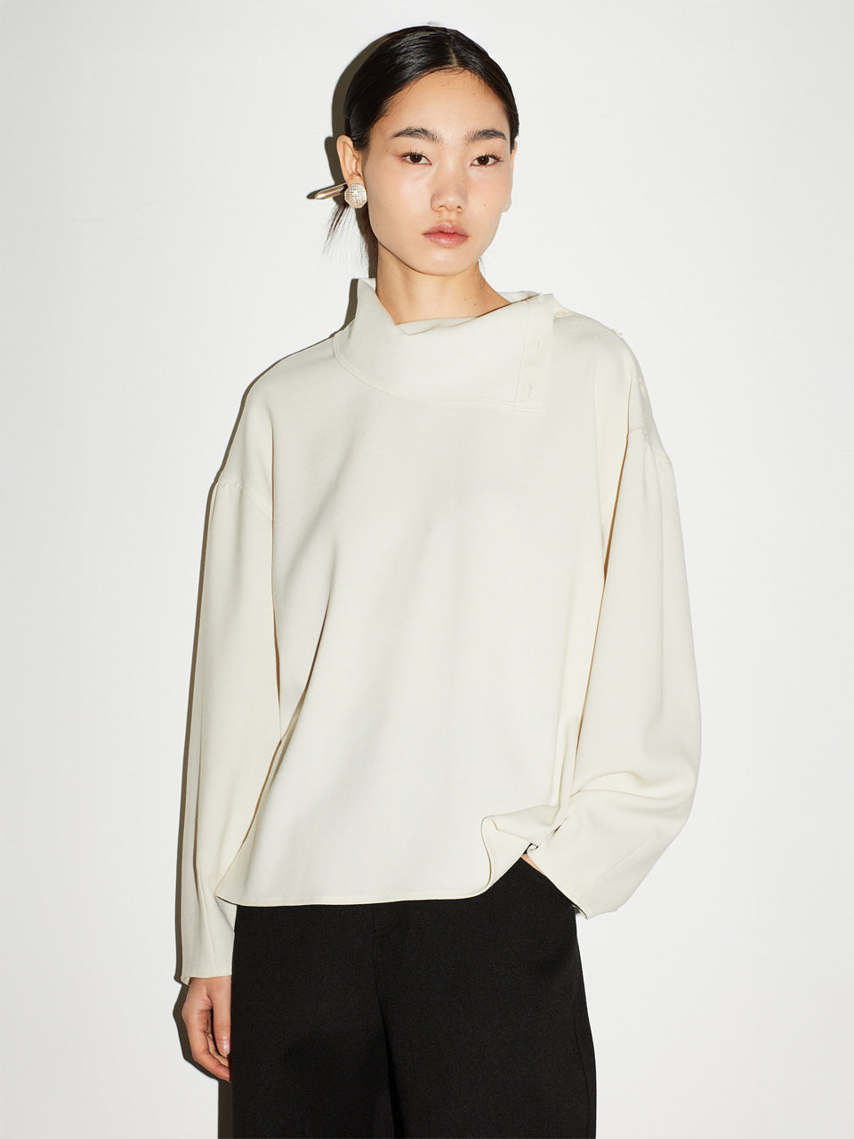 DRAPE HIGHNECK BLOUSE [CREAM]