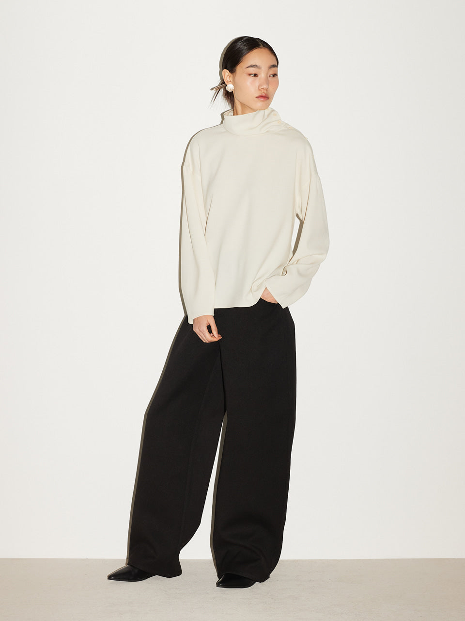 WOOL CURVED PANTS [BLACK]
