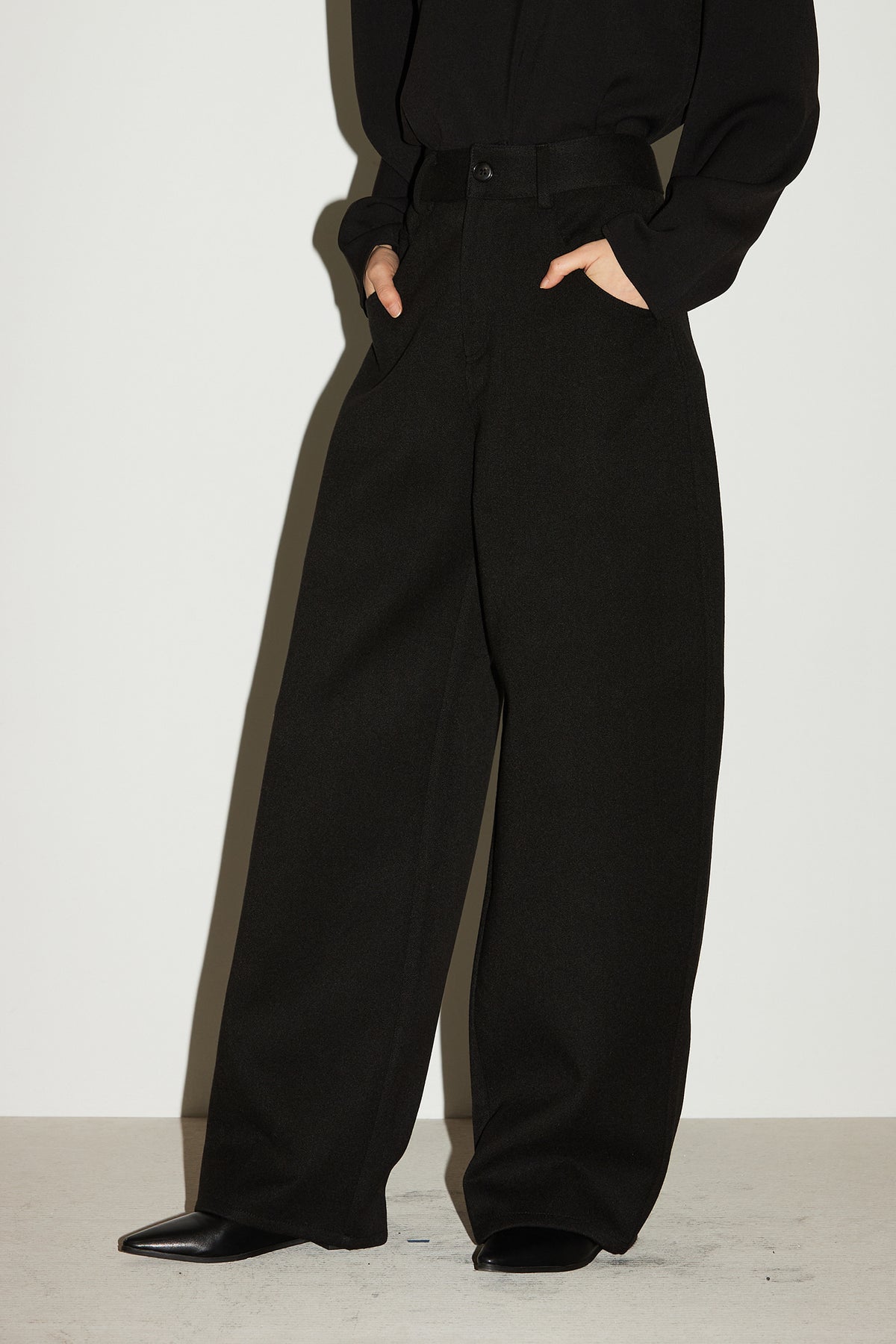 WOOL CURVED PANTS [BLACK]