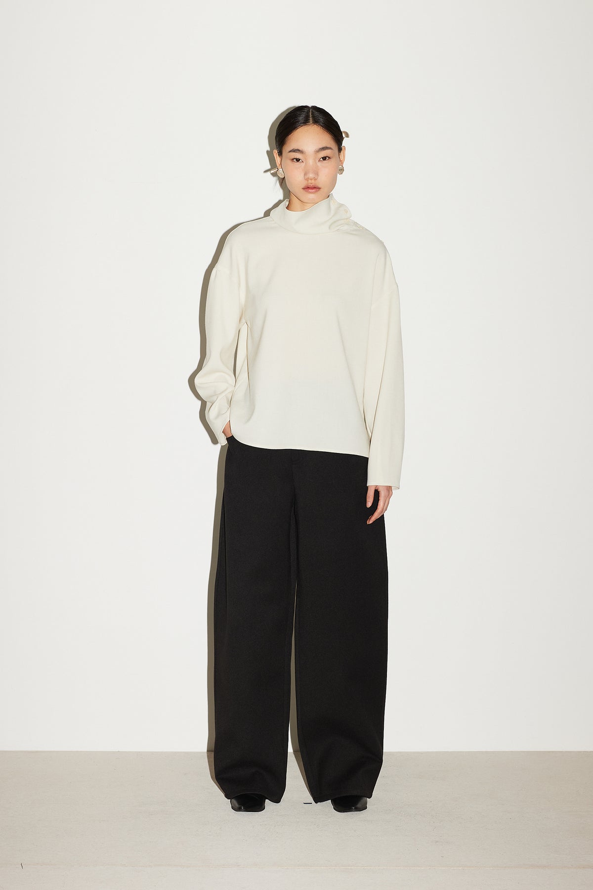 WOOL CURVED PANTS [BLACK]