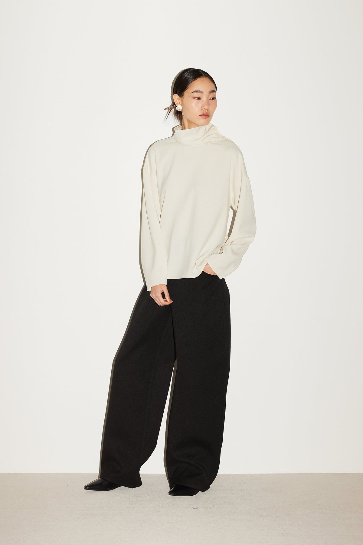 WOOL CURVED PANTS [BLACK]