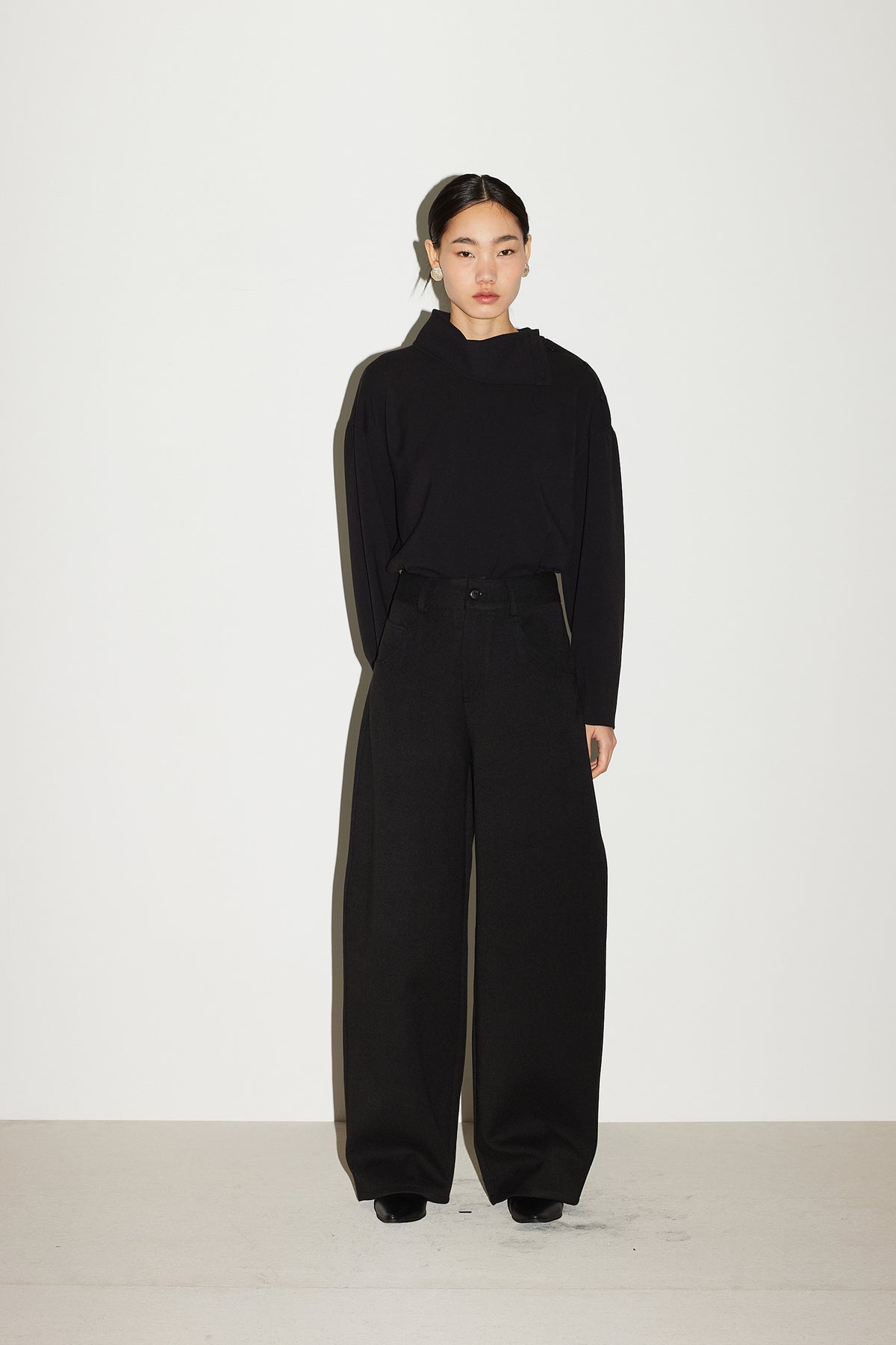 WOOL CURVED PANTS [BLACK]