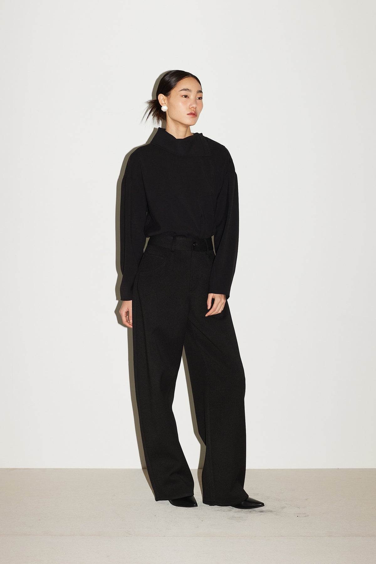 WOOL CURVED PANTS [BLACK]