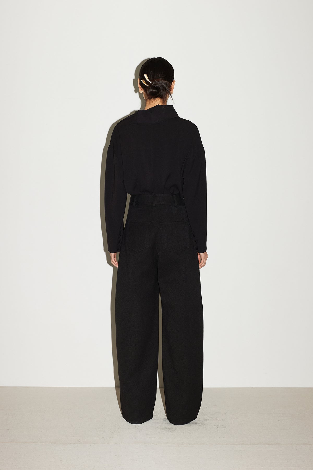 WOOL CURVED PANTS [BLACK]