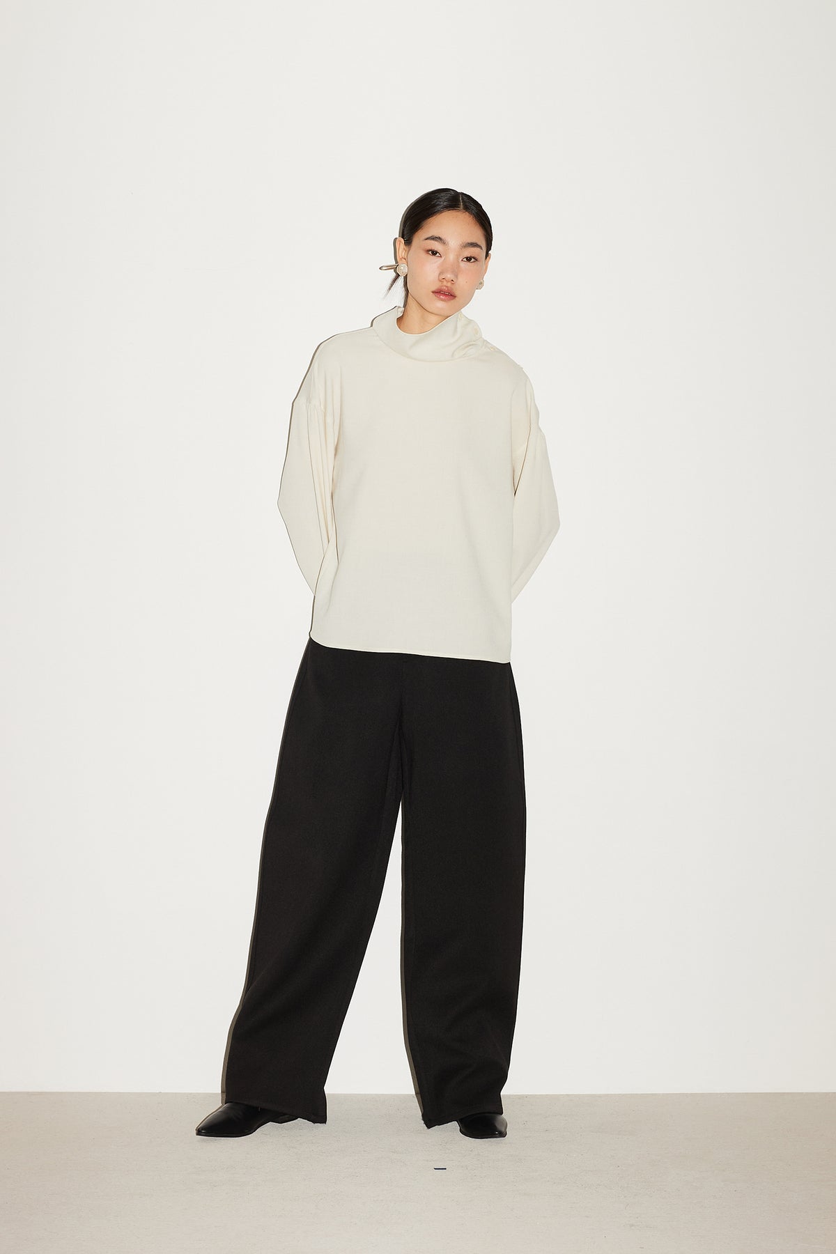 WOOL CURVED PANTS [BLACK]
