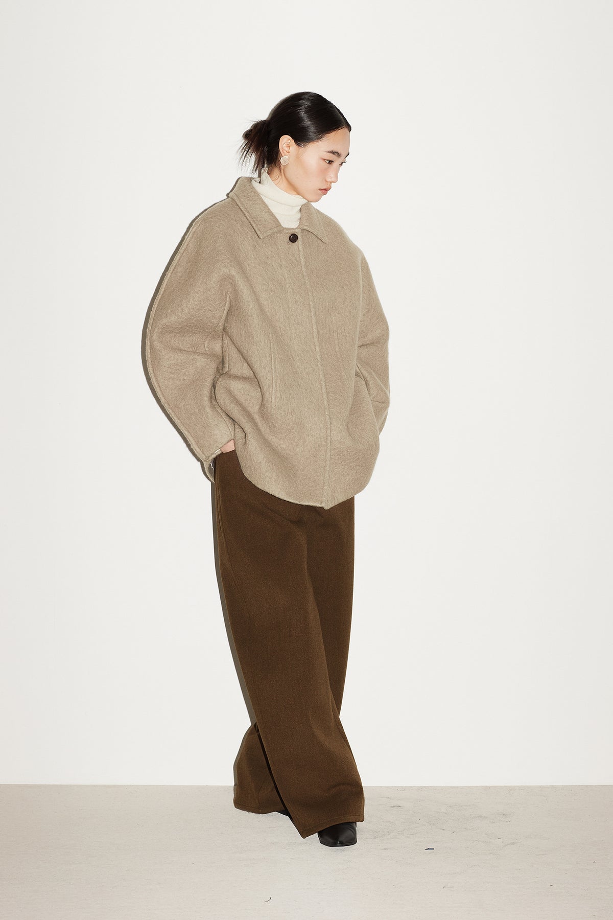 WOOL CURVED PANTS [KHAKI BROWN]