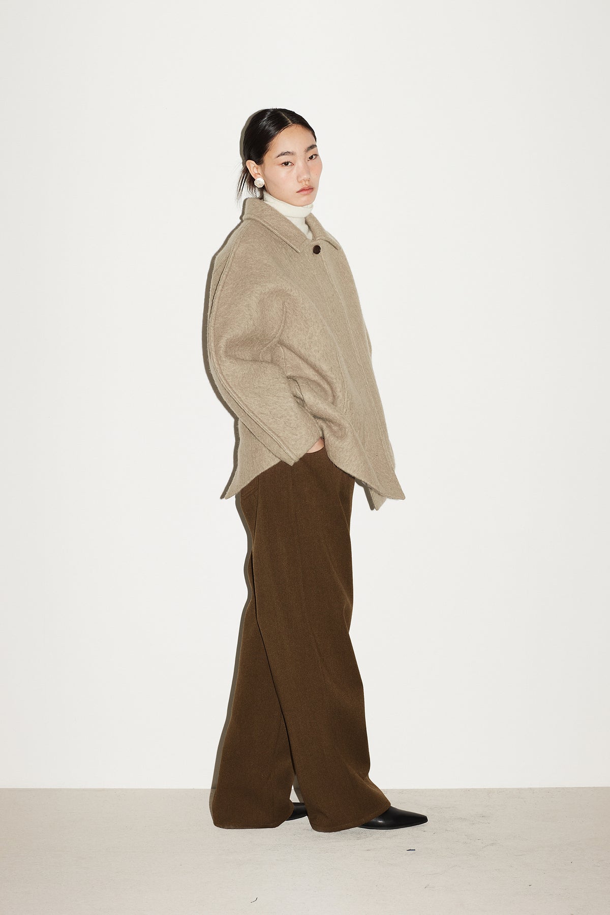 WOOL CURVED PANTS [KHAKI BROWN]