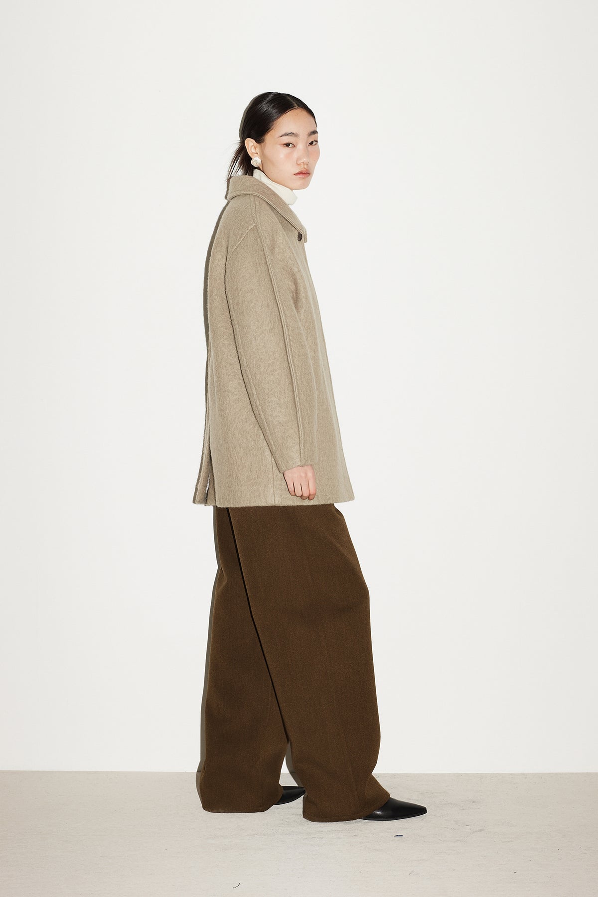 WOOL CURVED PANTS [KHAKI BROWN]