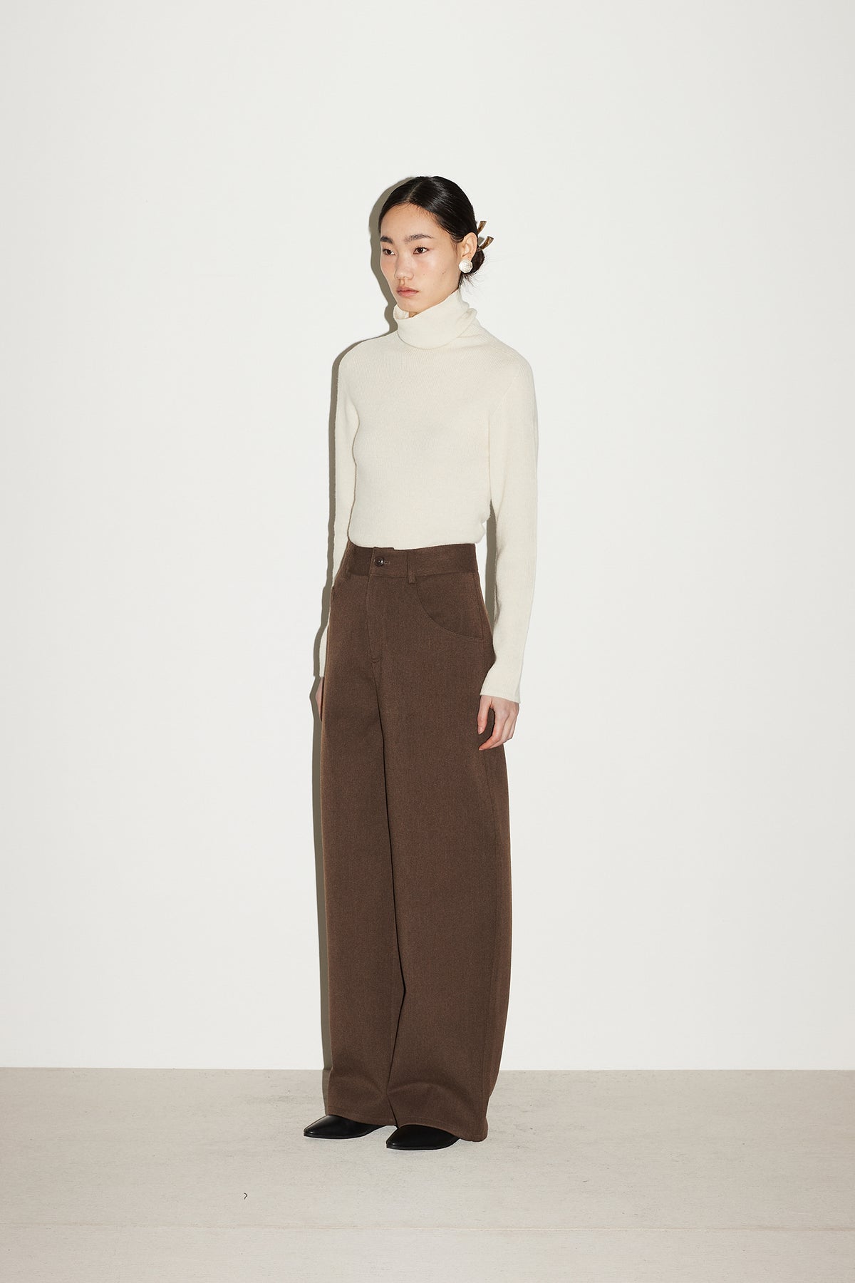 WOOL CURVED PANTS [KHAKI BROWN]