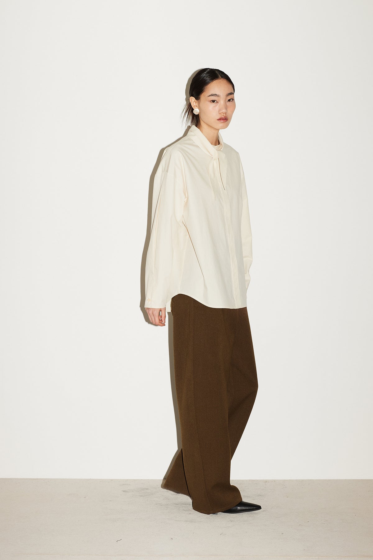 WOOL CURVED PANTS [KHAKI BROWN]