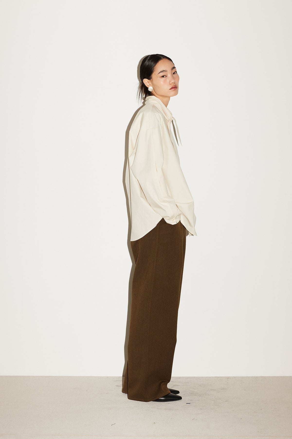 WOOL CURVED PANTS [KHAKI BROWN]
