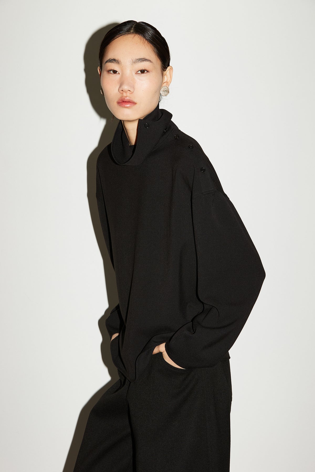 DRAPE HIGHNECK BLOUSE [BLACK]