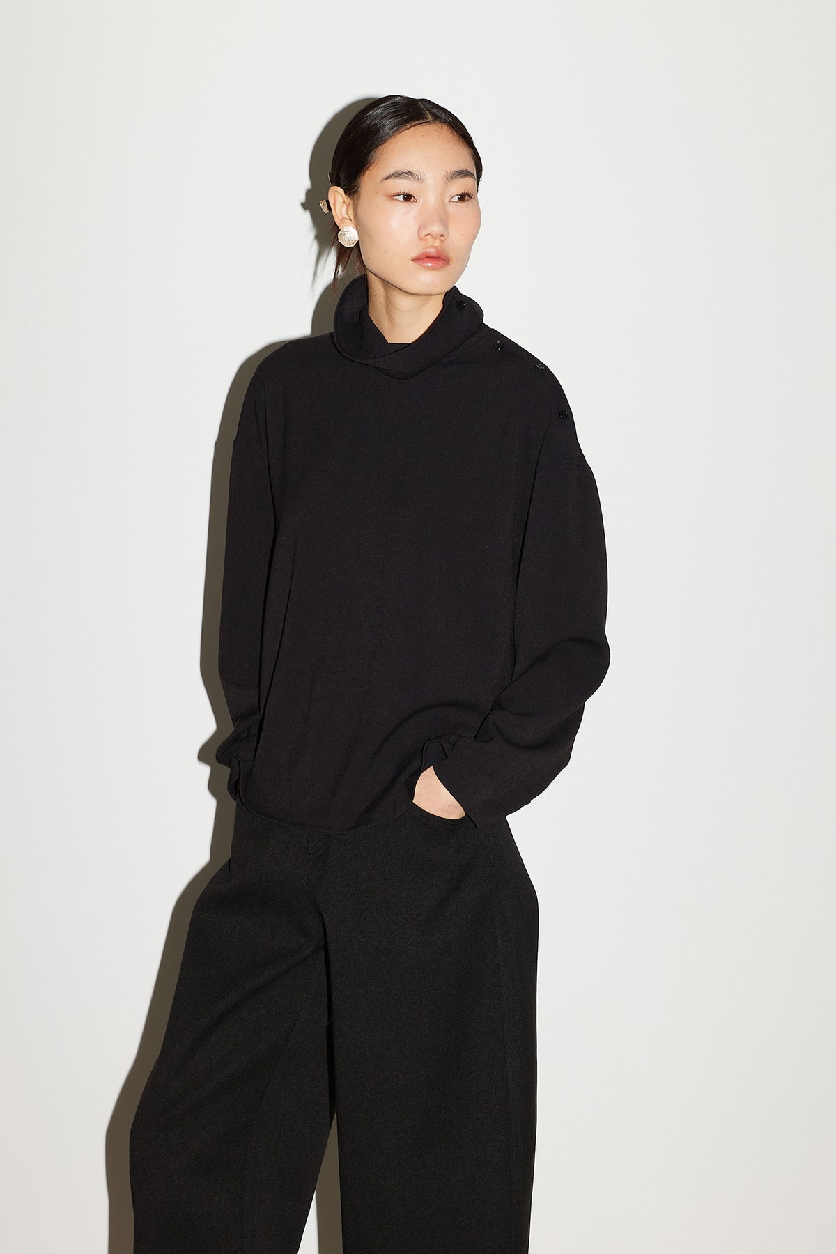 DRAPE HIGHNECK BLOUSE [BLACK]