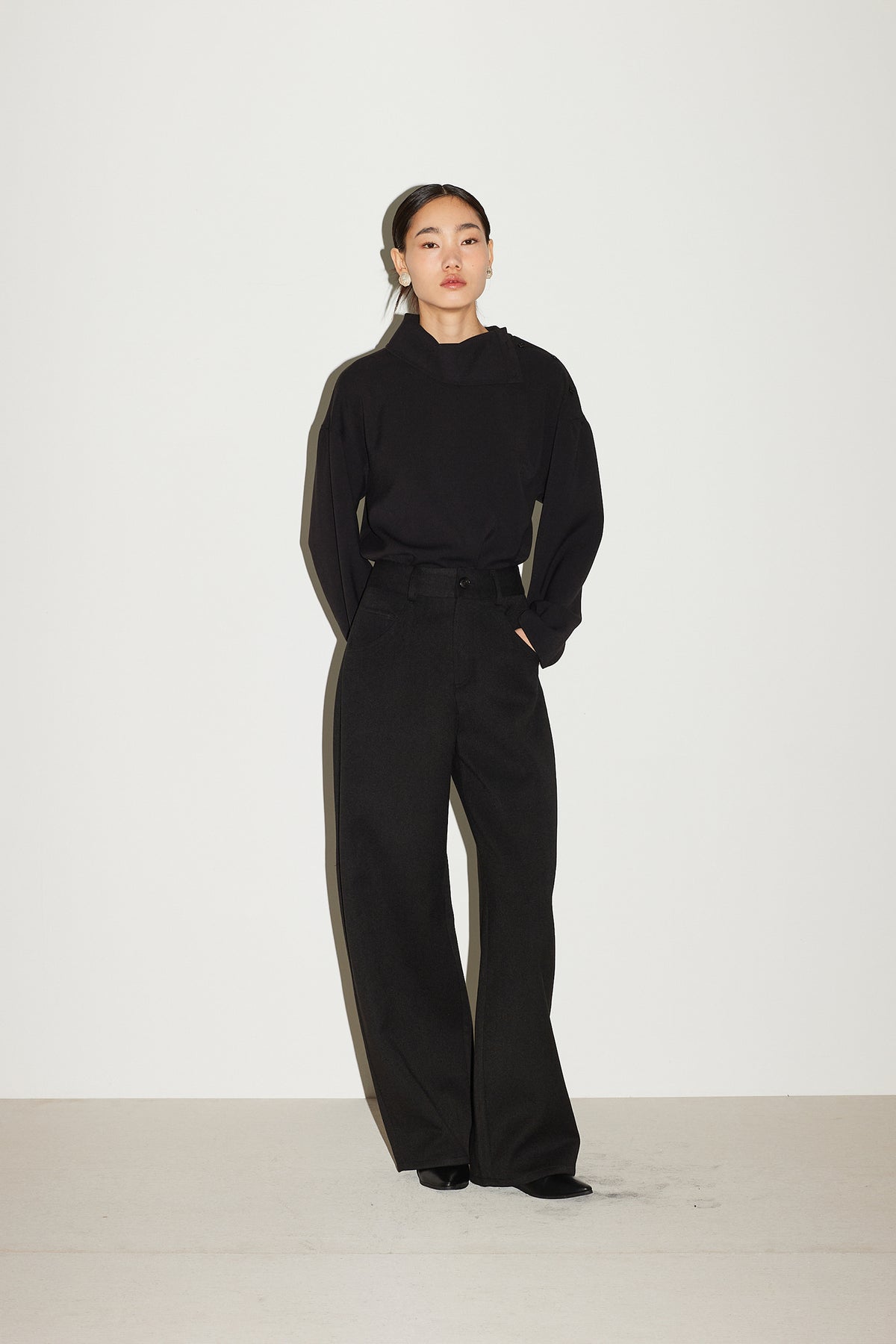 DRAPE HIGHNECK BLOUSE [BLACK]