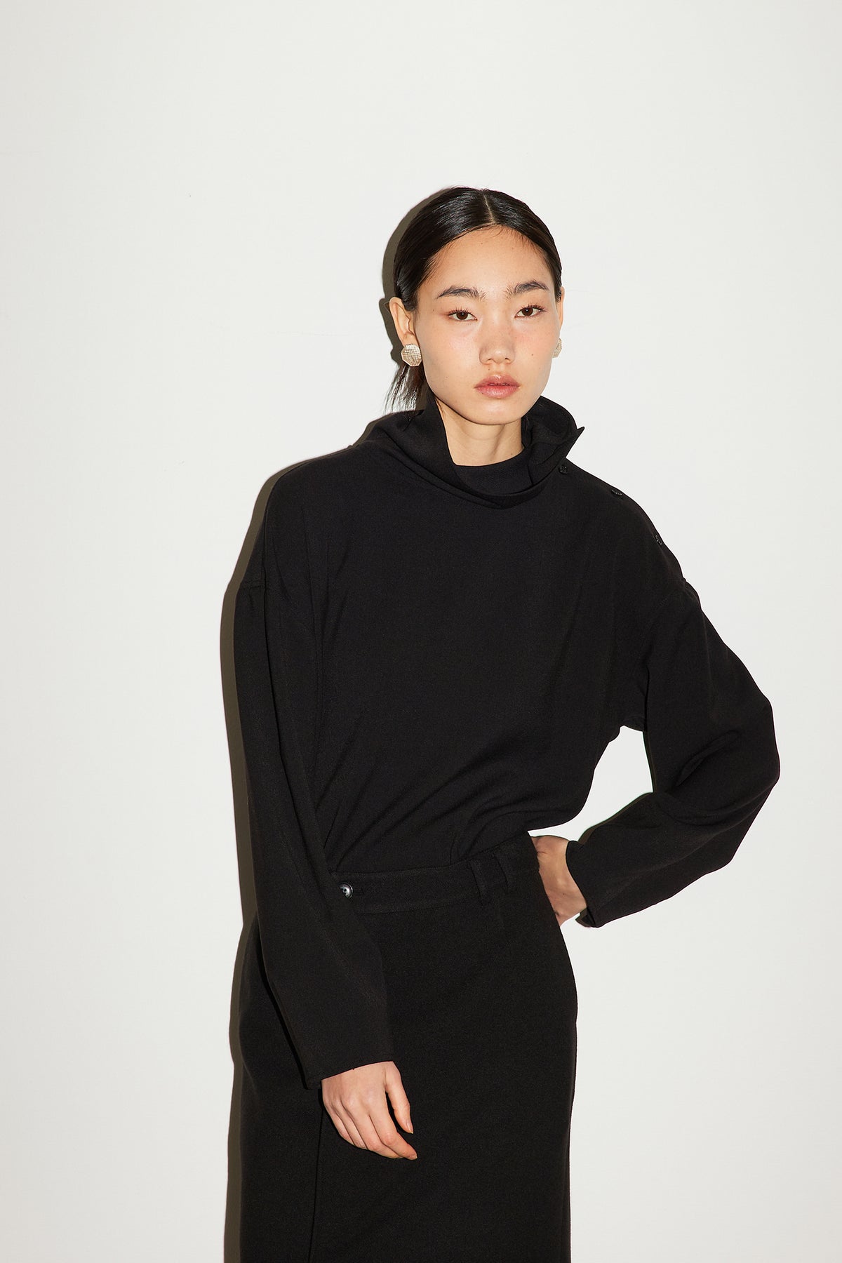DRAPE HIGHNECK BLOUSE [BLACK]