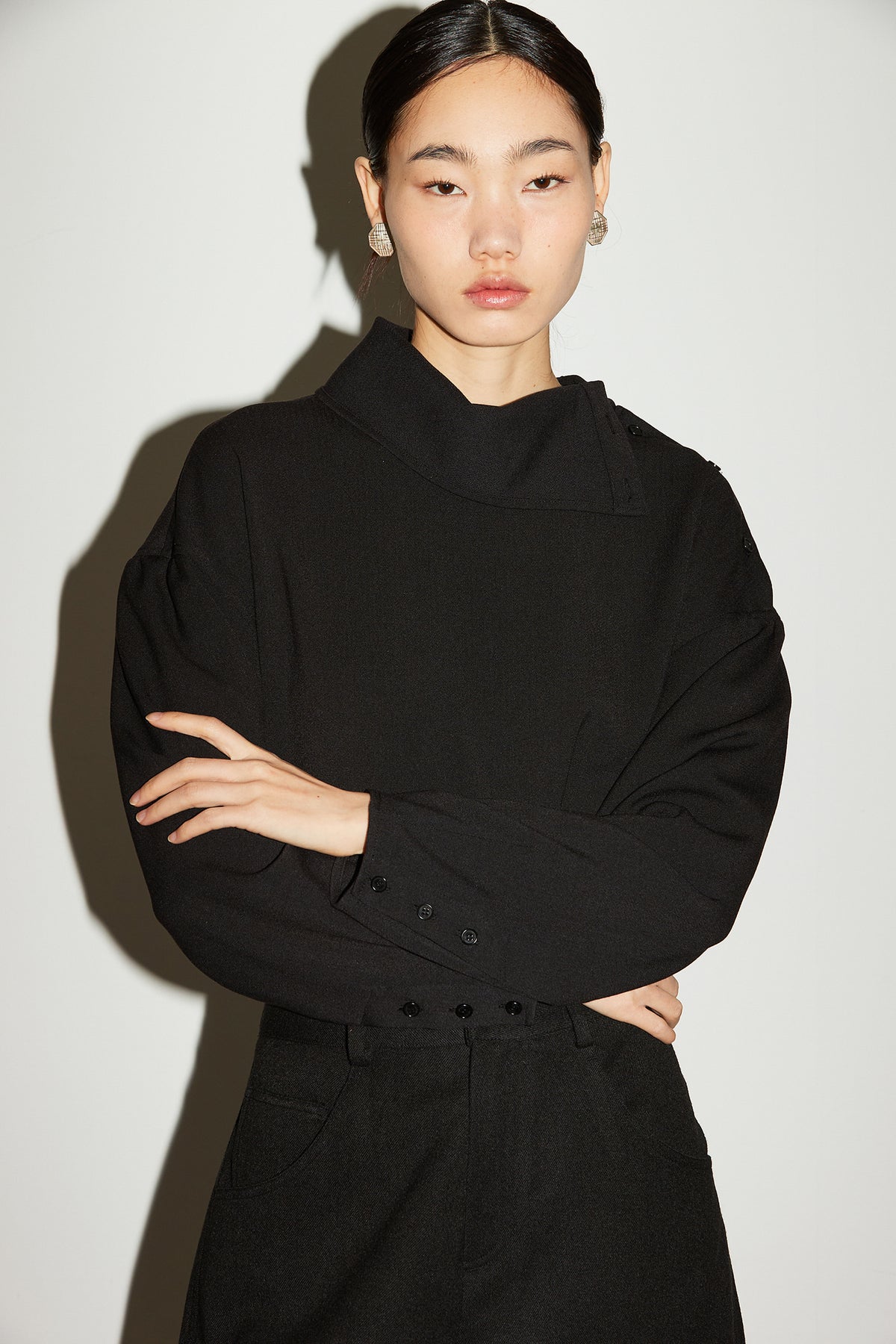 DRAPE HIGHNECK BLOUSE [BLACK]
