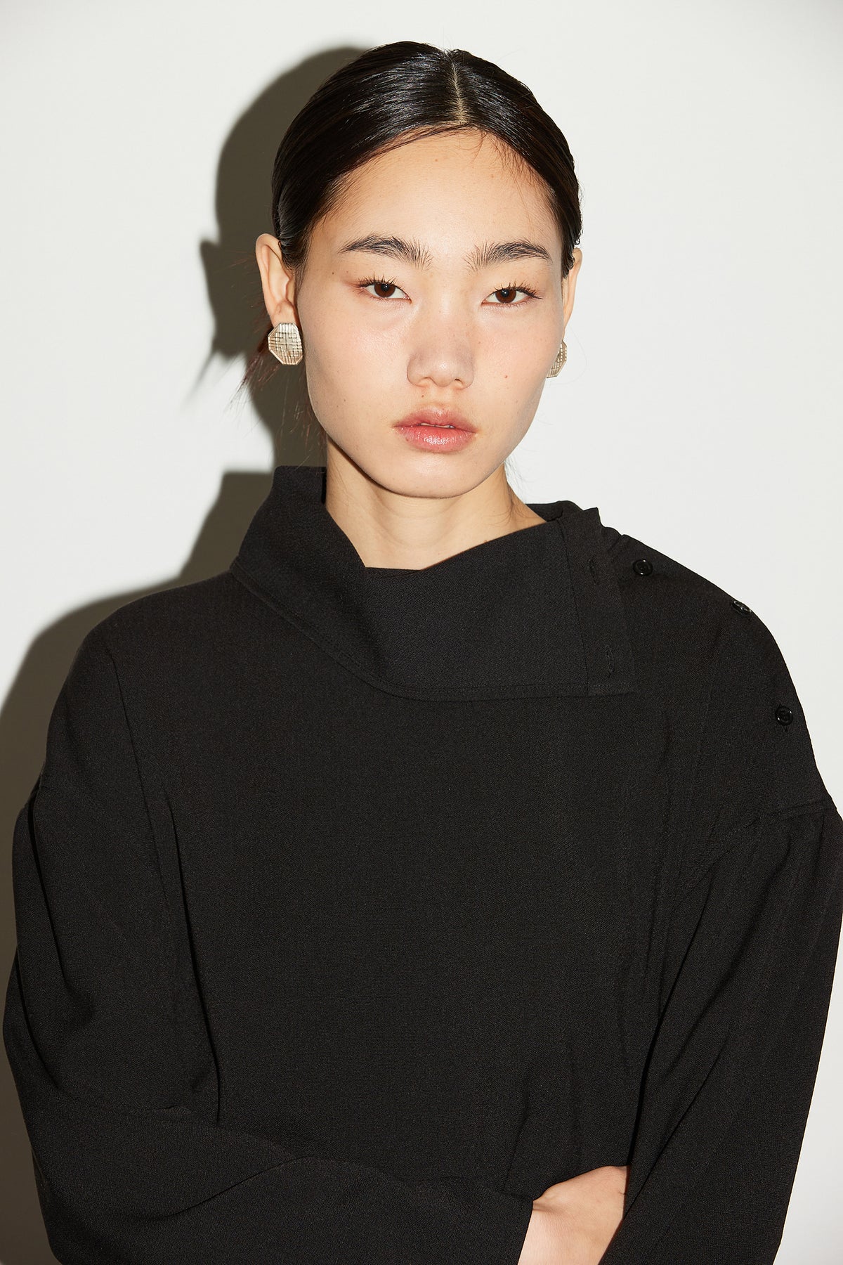 DRAPE HIGHNECK BLOUSE [BLACK]