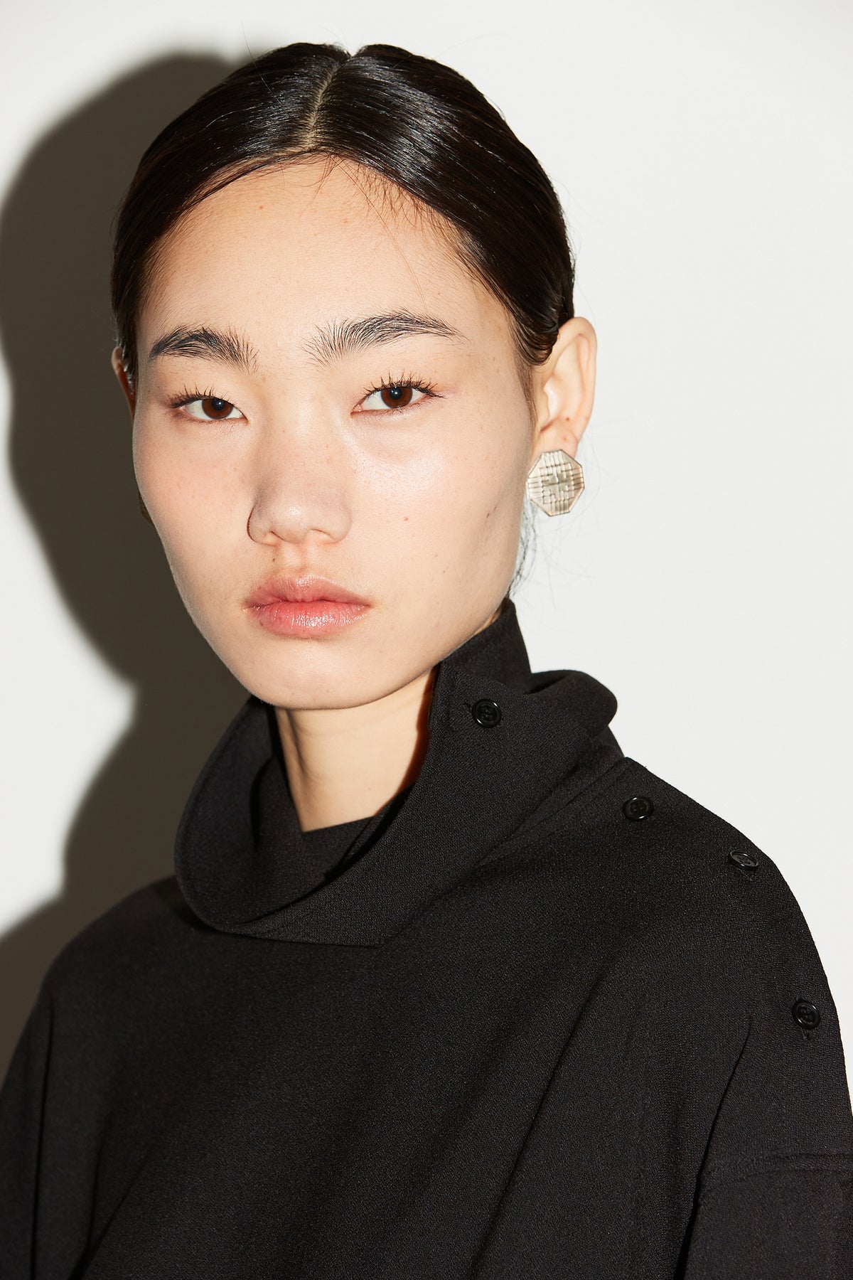 DRAPE HIGHNECK BLOUSE [BLACK]