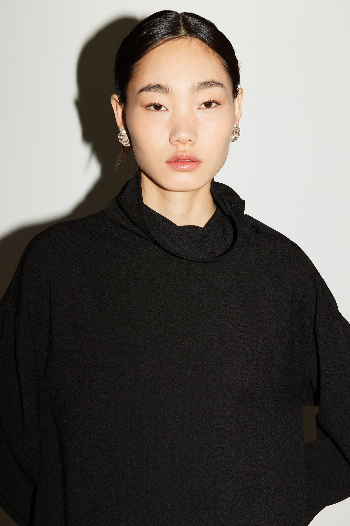 DRAPE HIGHNECK BLOUSE [BLACK]