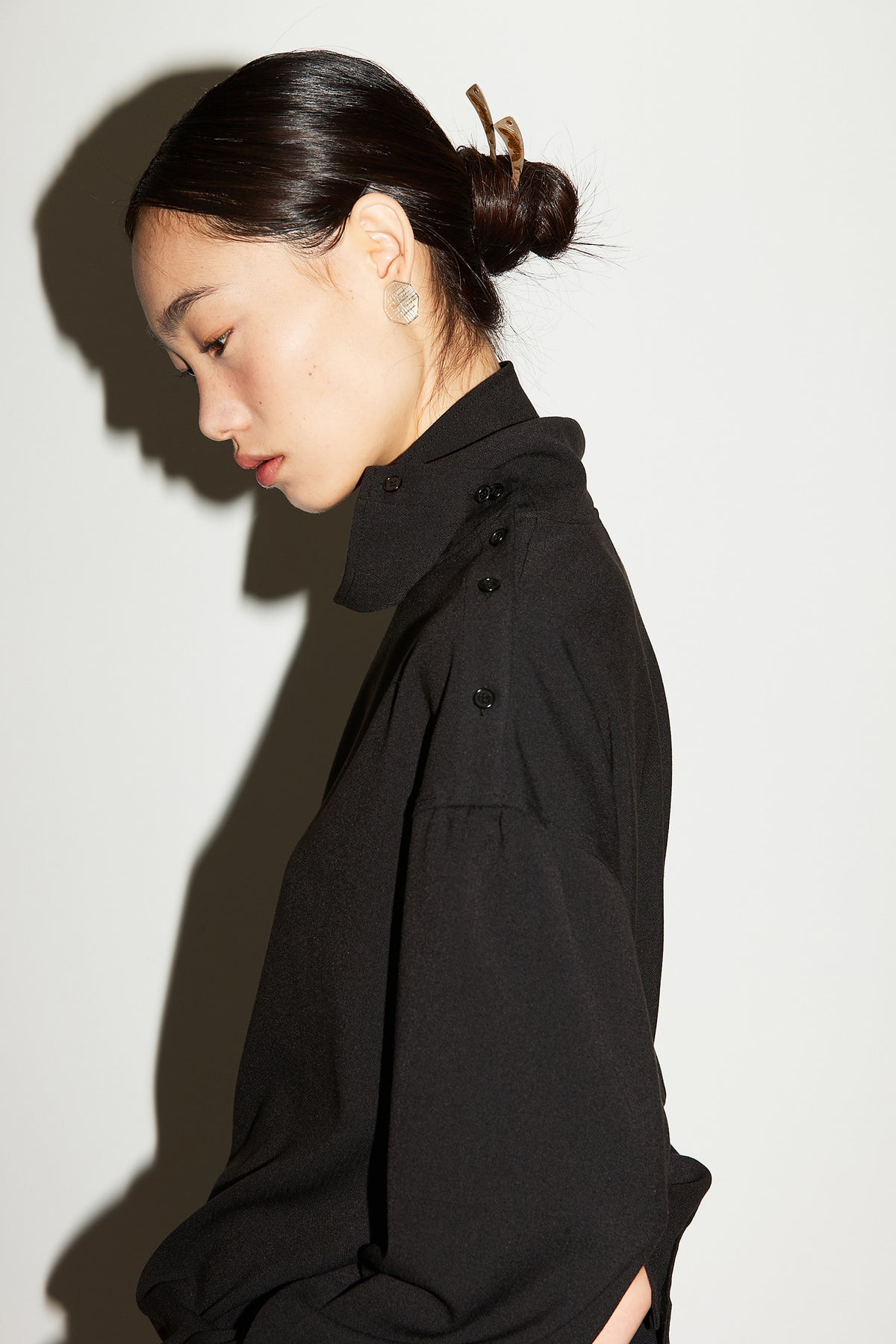 DRAPE HIGHNECK BLOUSE [BLACK]