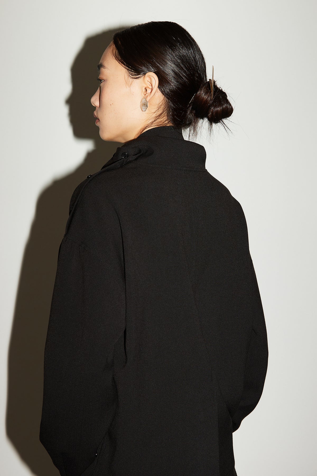 DRAPE HIGHNECK BLOUSE [BLACK]