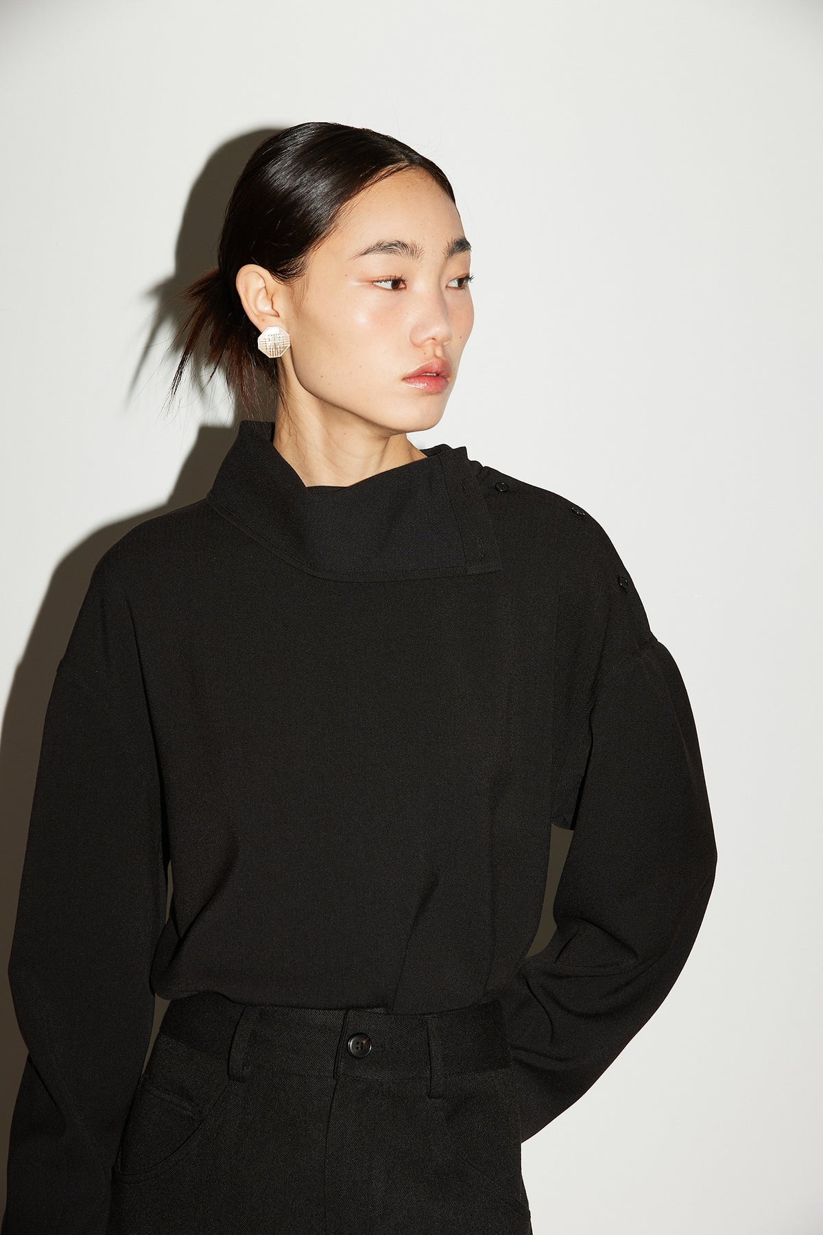 DRAPE HIGHNECK BLOUSE [BLACK]