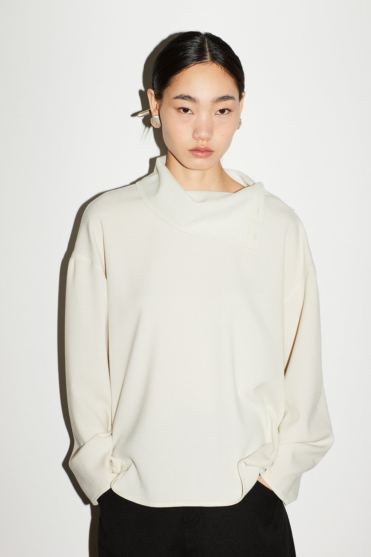 DRAPE HIGHNECK BLOUSE [CREAM]
