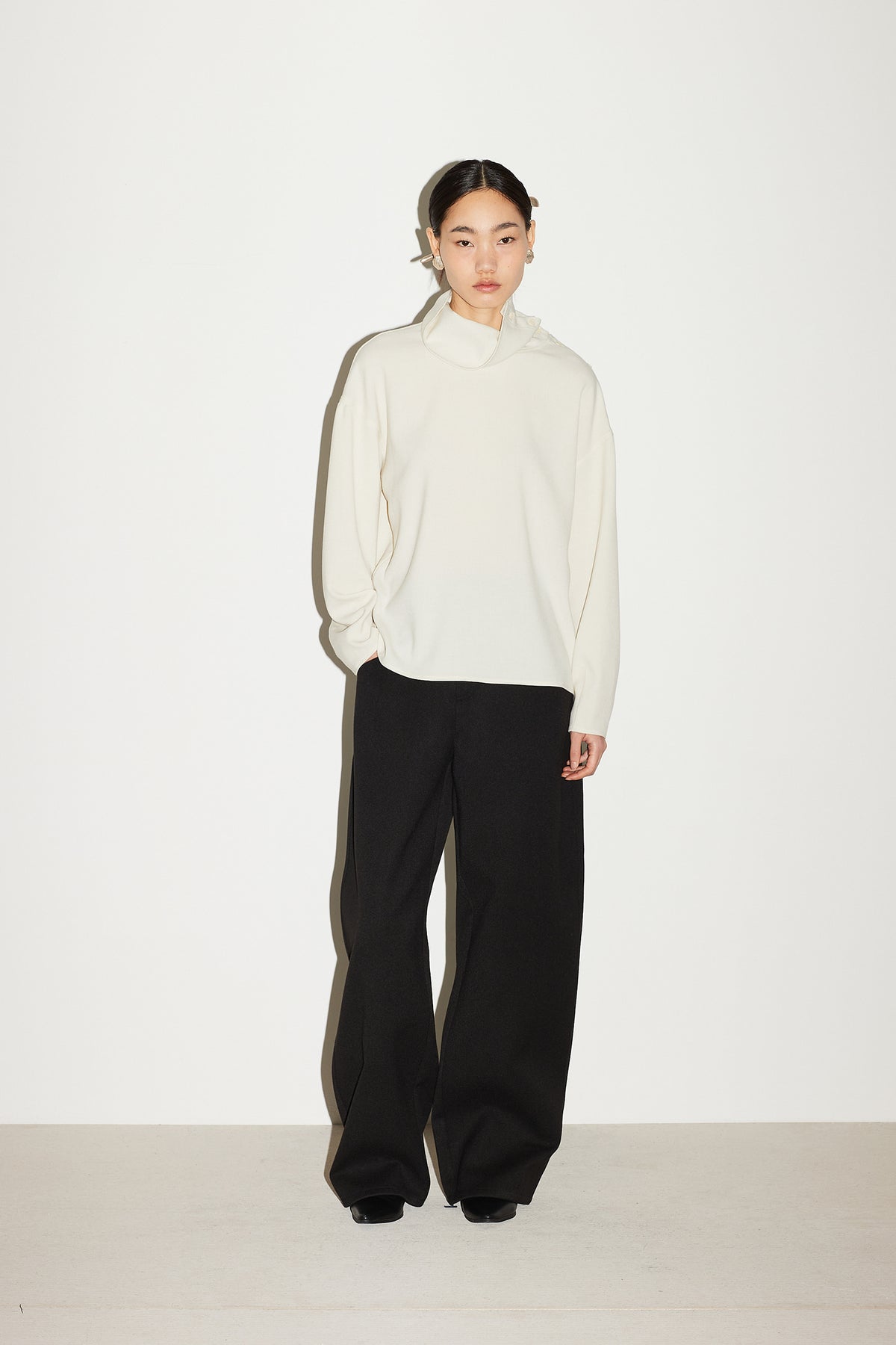 DRAPE HIGHNECK BLOUSE [CREAM]