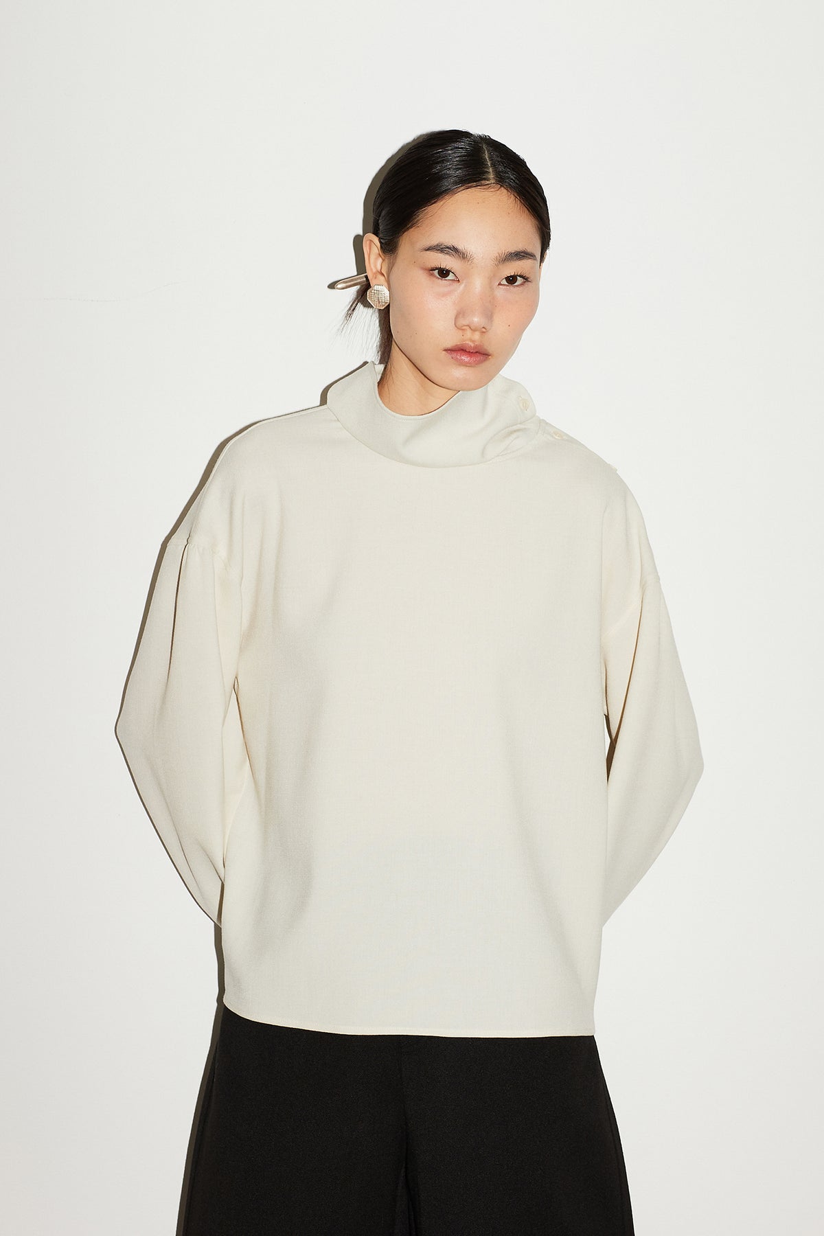 DRAPE HIGHNECK BLOUSE [CREAM]