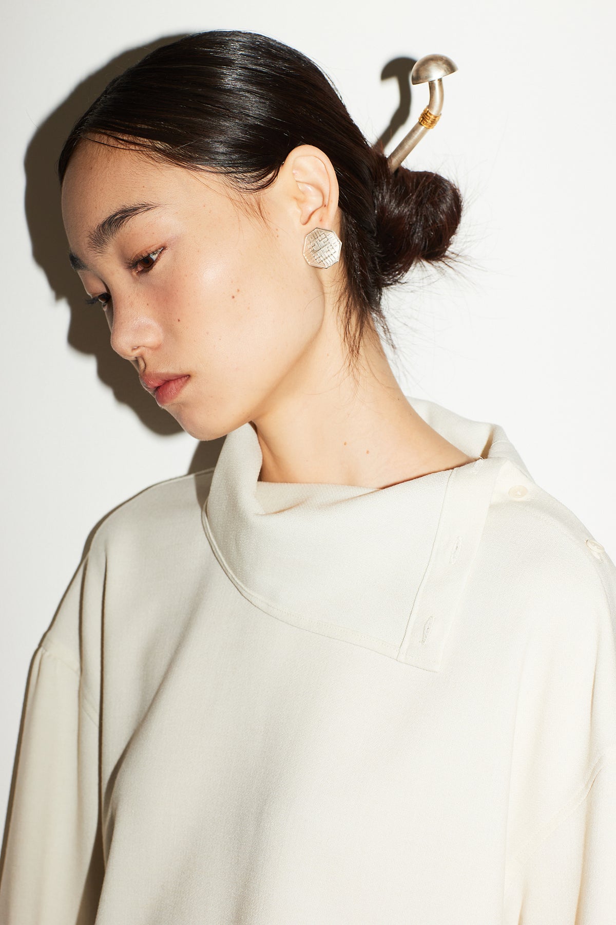 DRAPE HIGHNECK BLOUSE [CREAM]