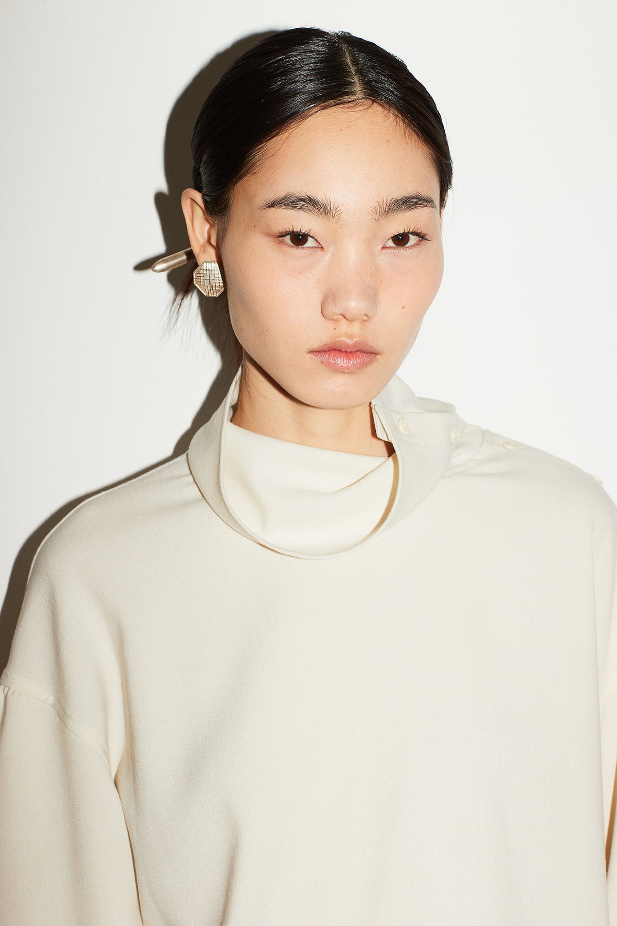DRAPE HIGHNECK BLOUSE [CREAM]