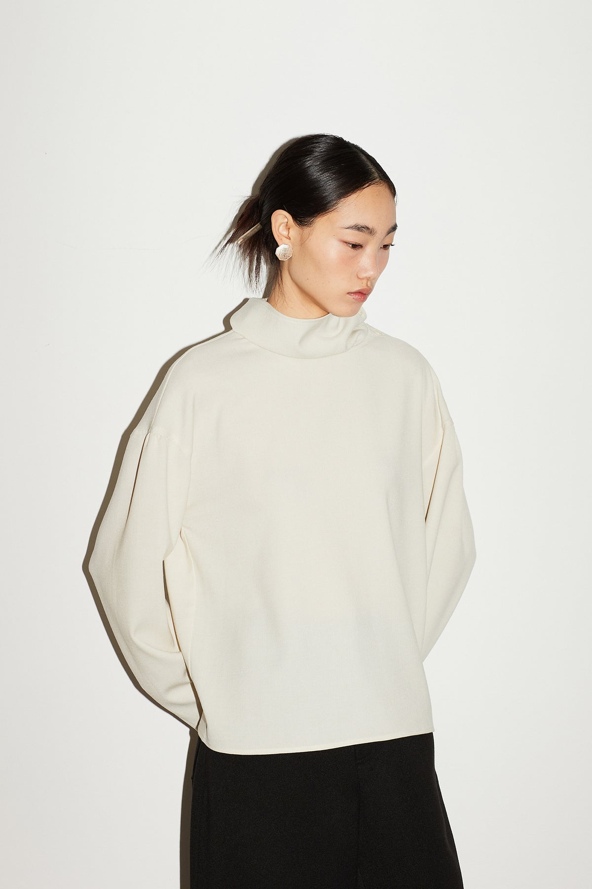 DRAPE HIGHNECK BLOUSE [CREAM]