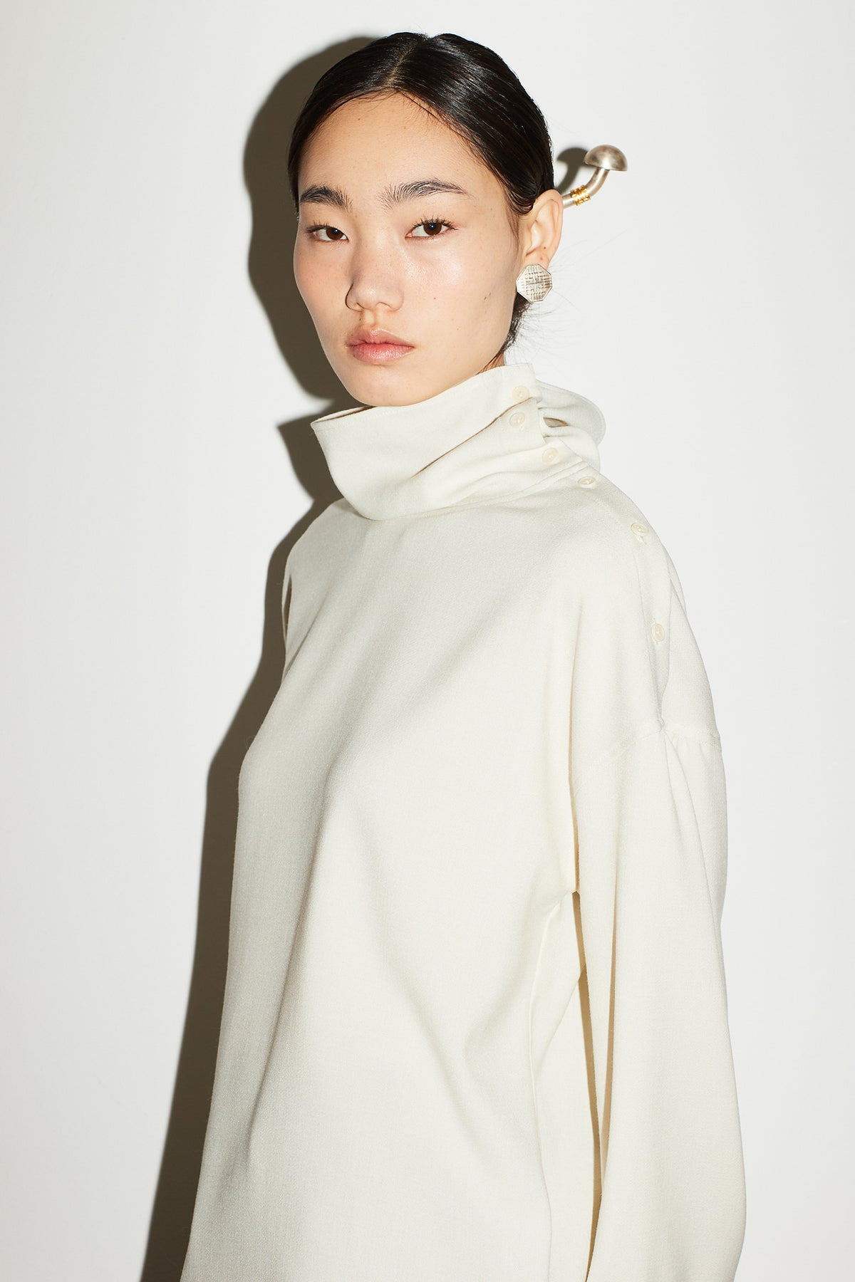 DRAPE HIGHNECK BLOUSE [CREAM]