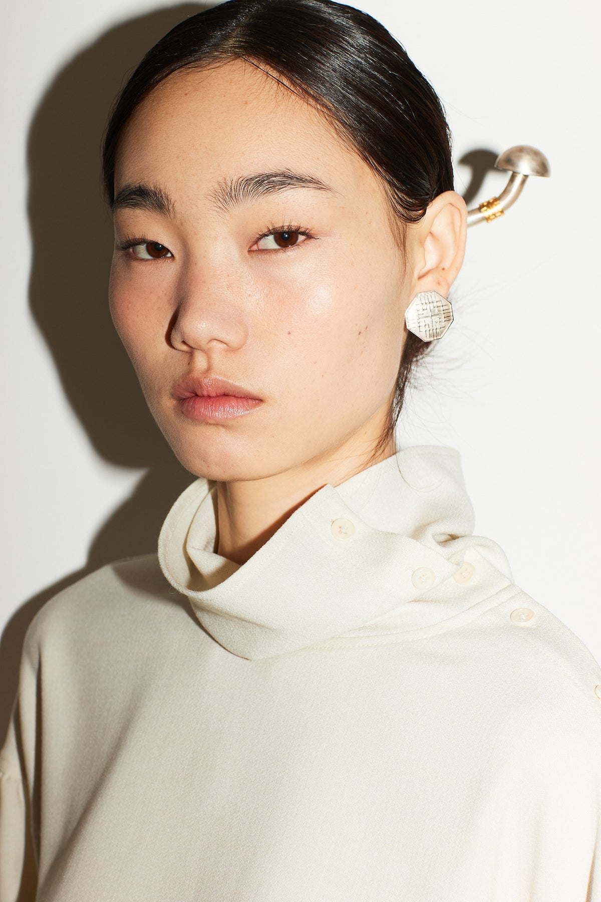 DRAPE HIGHNECK BLOUSE [CREAM]