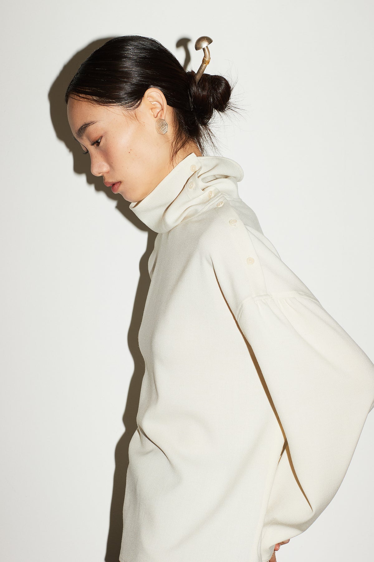 DRAPE HIGHNECK BLOUSE [CREAM]