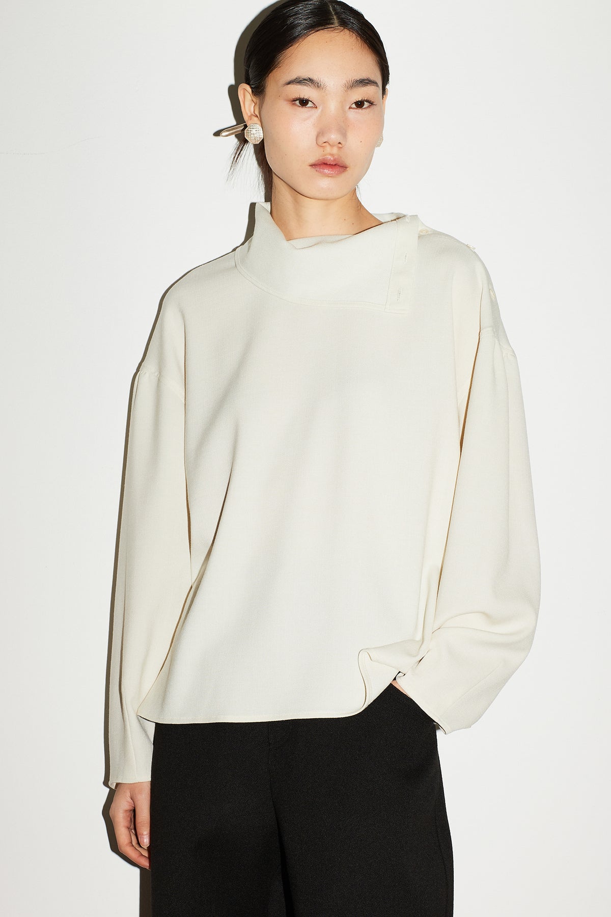 DRAPE HIGHNECK BLOUSE [CREAM]