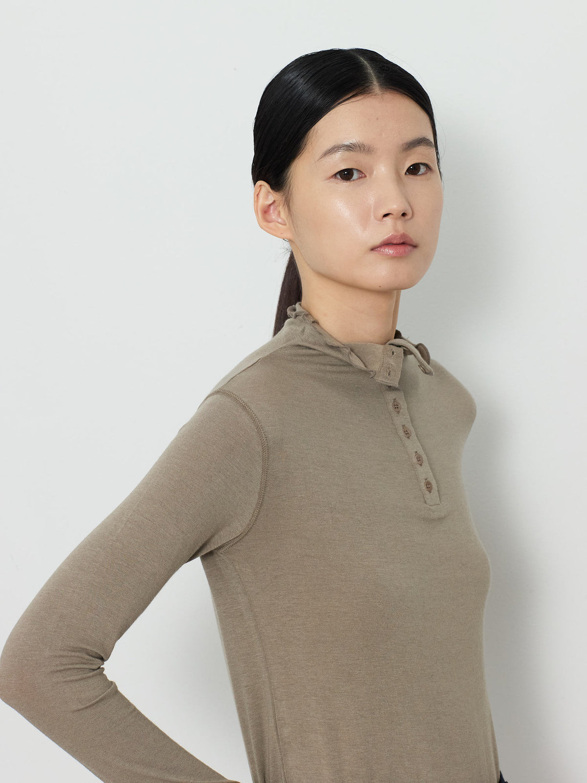 BUTTON TURTLENECK TOP [KHAKI] 6