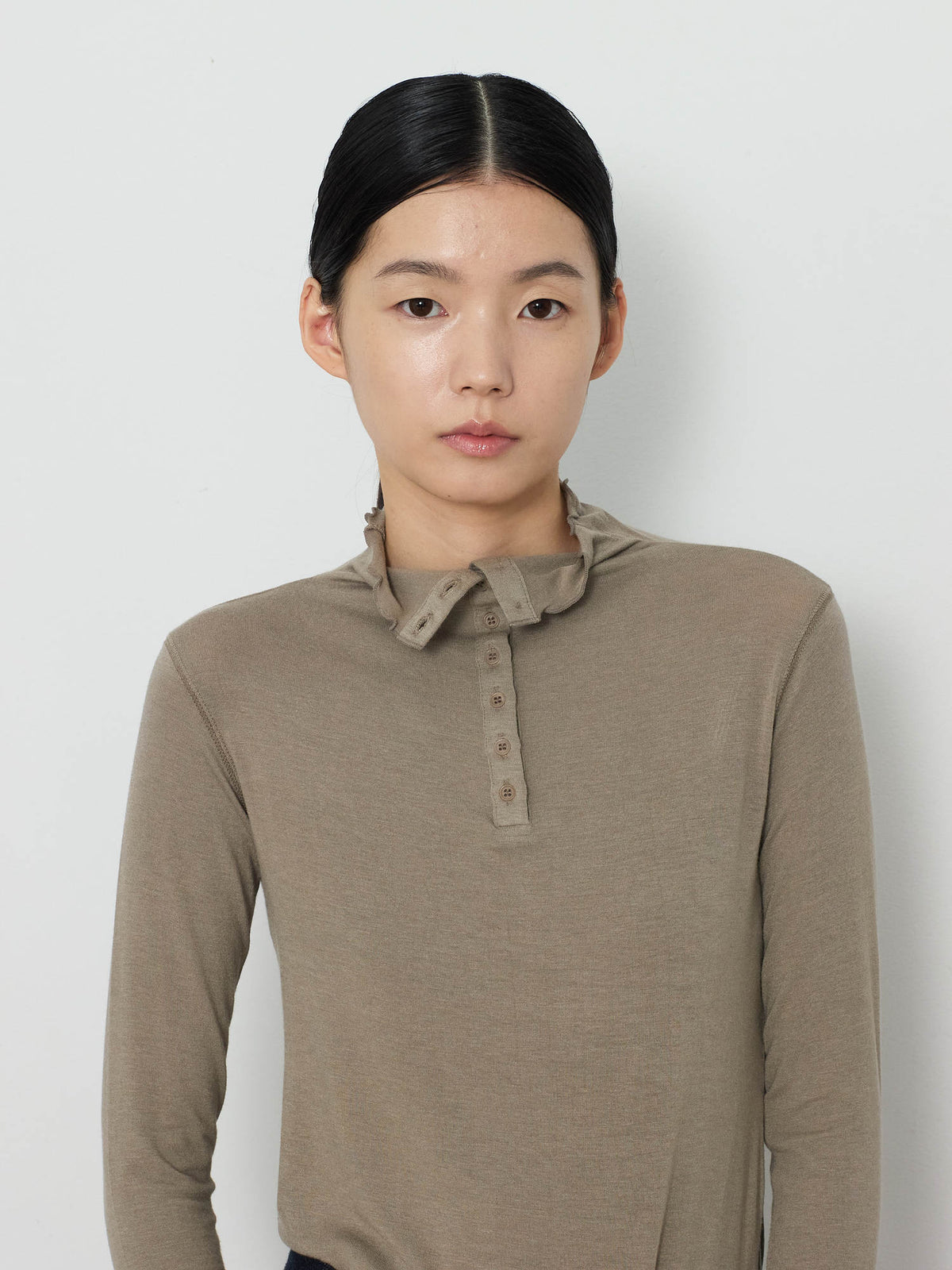 BUTTON TURTLENECK TOP [KHAKI] 8