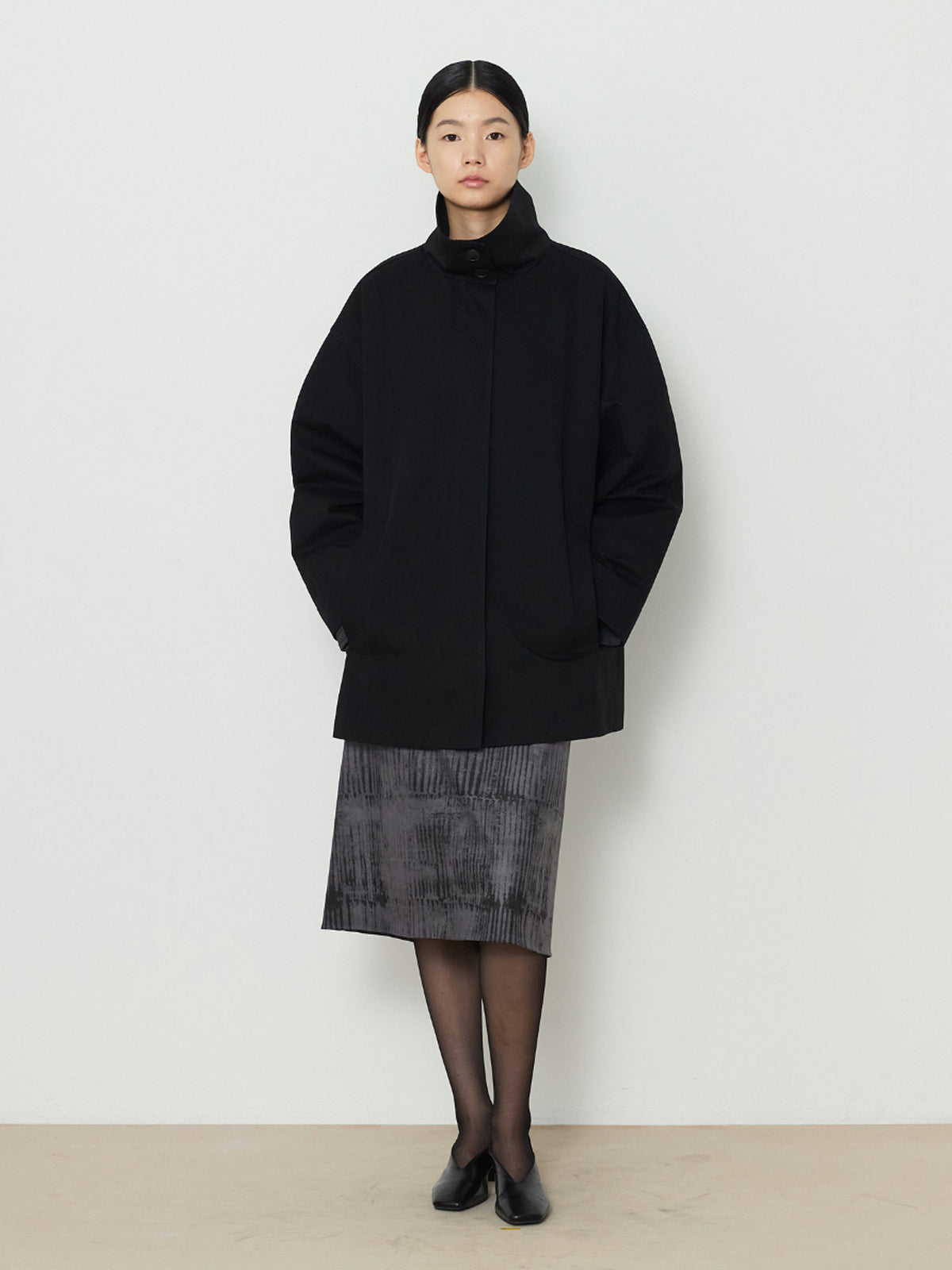 HIDDEN BUTTON HALF TRENCH COAT [BLACK]