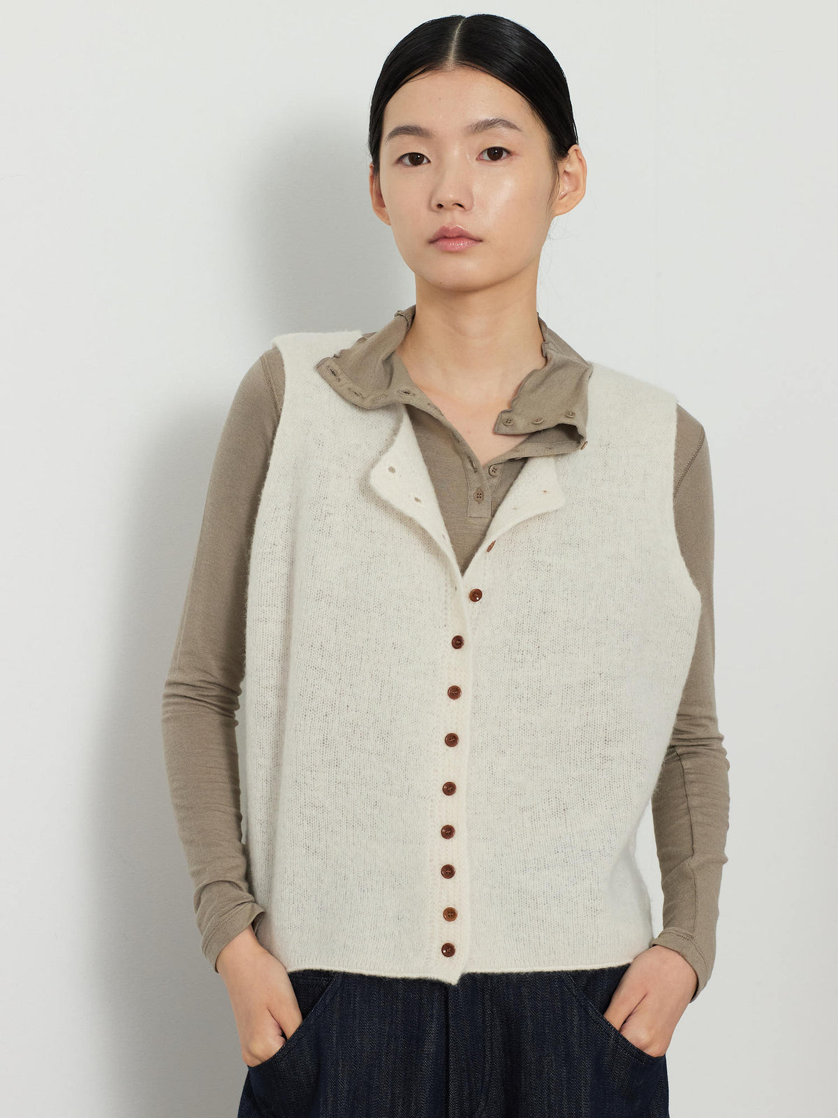 BUTTON TURTLENECK TOP [KHAKI] 13