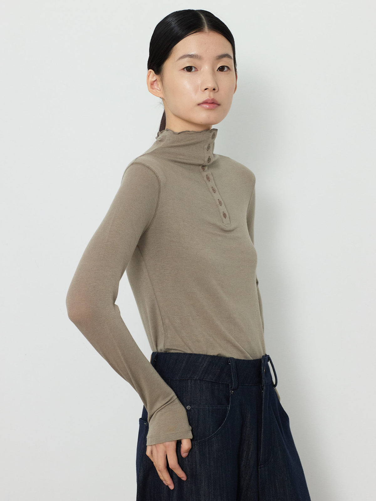 BUTTON TURTLENECK TOP [KHAKI] 7