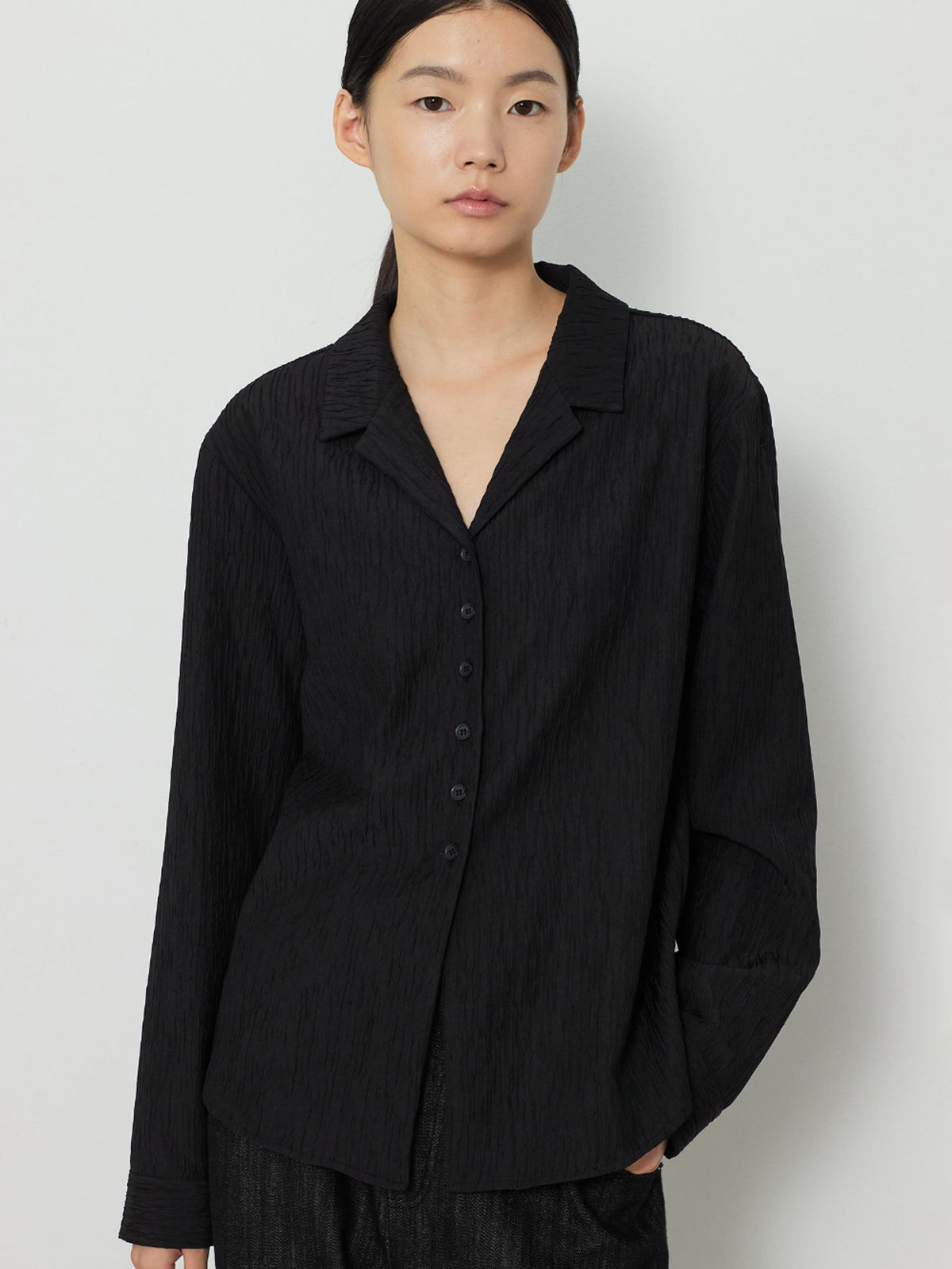 OPEN COLLAR PLEATS SHIRTS [BLACK]