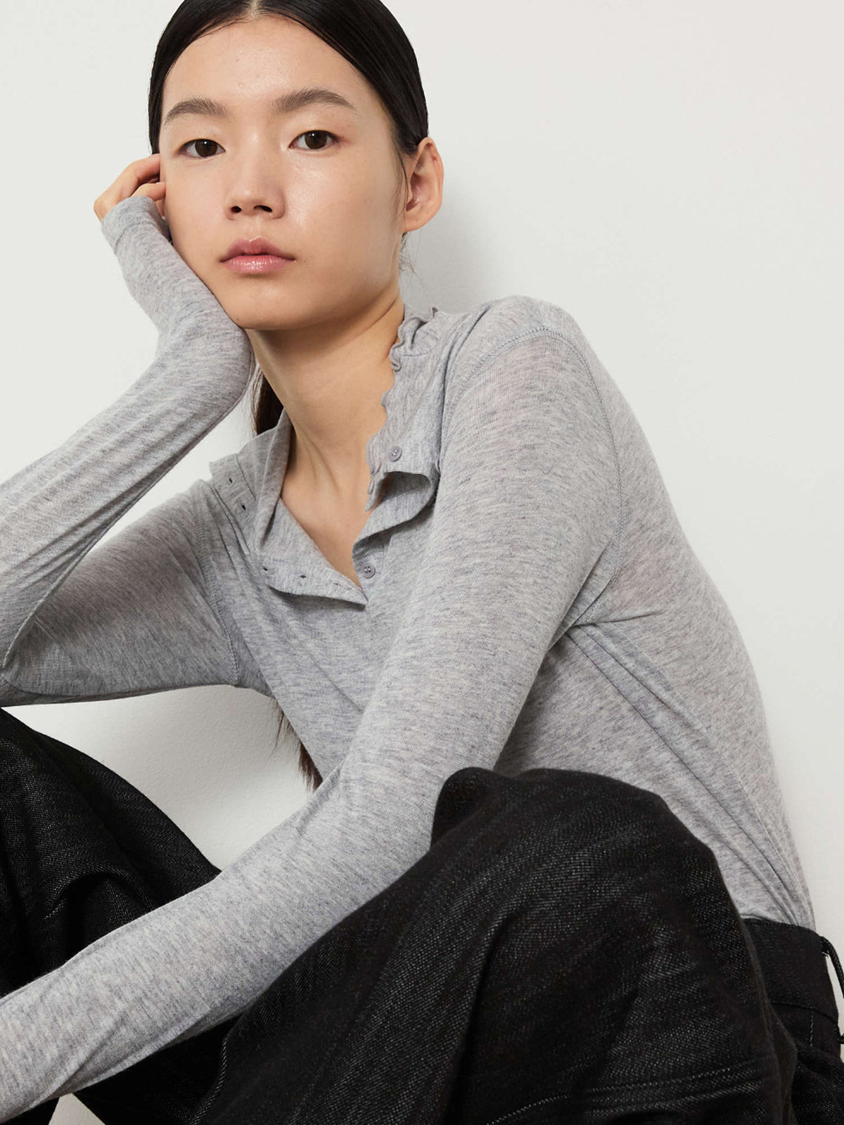 BUTTON TURTLENECK TOP [GRAY]