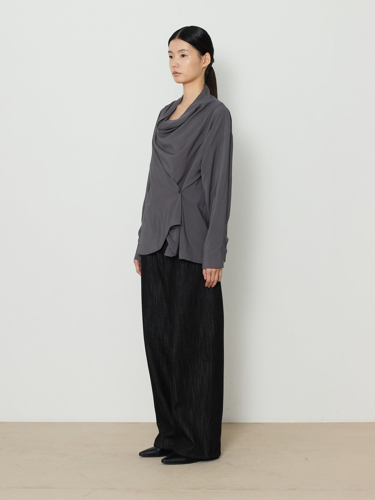 DRAPE NECK WRAP BLOUSE [CHARCOAL] 2