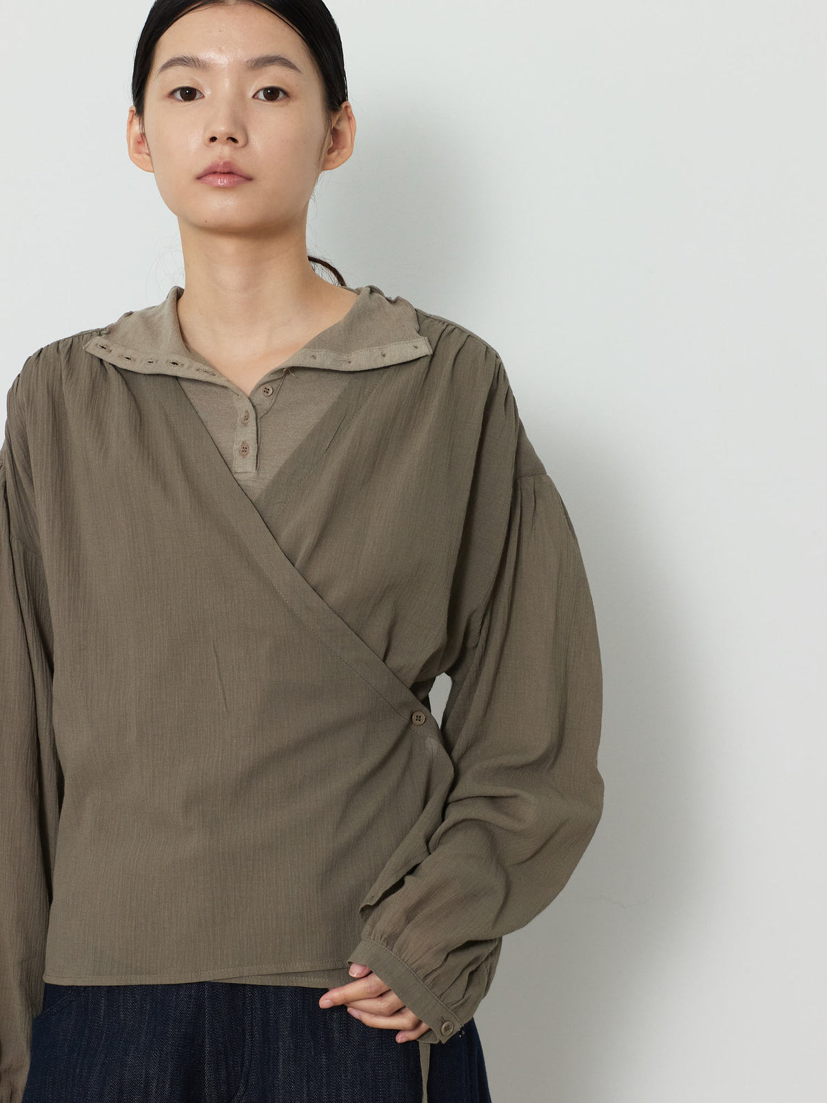 BUTTON TURTLENECK TOP [KHAKI] 16
