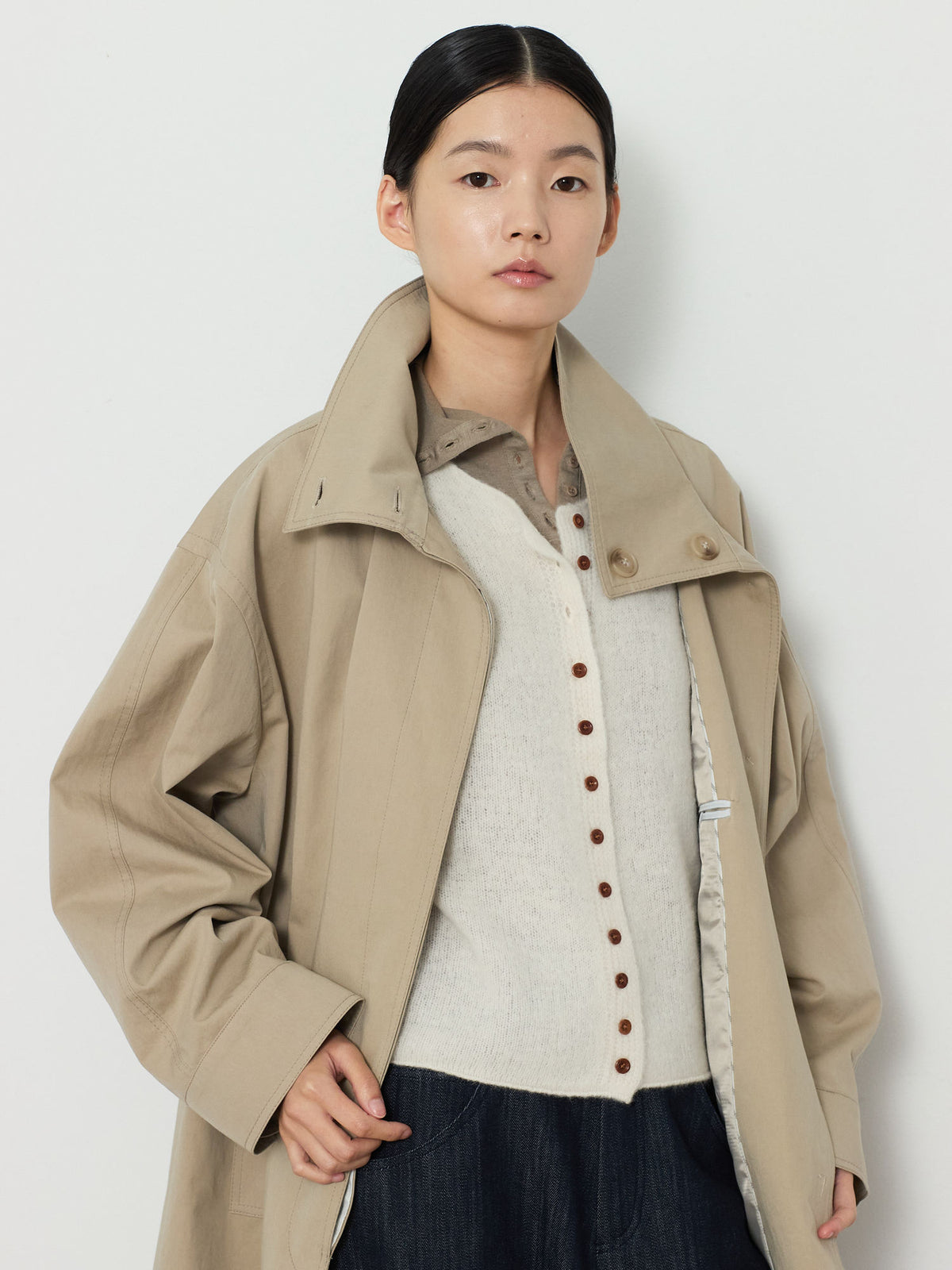 HIDDEN BUTTON HALF TRENCH COAT [BEIGE] 25
