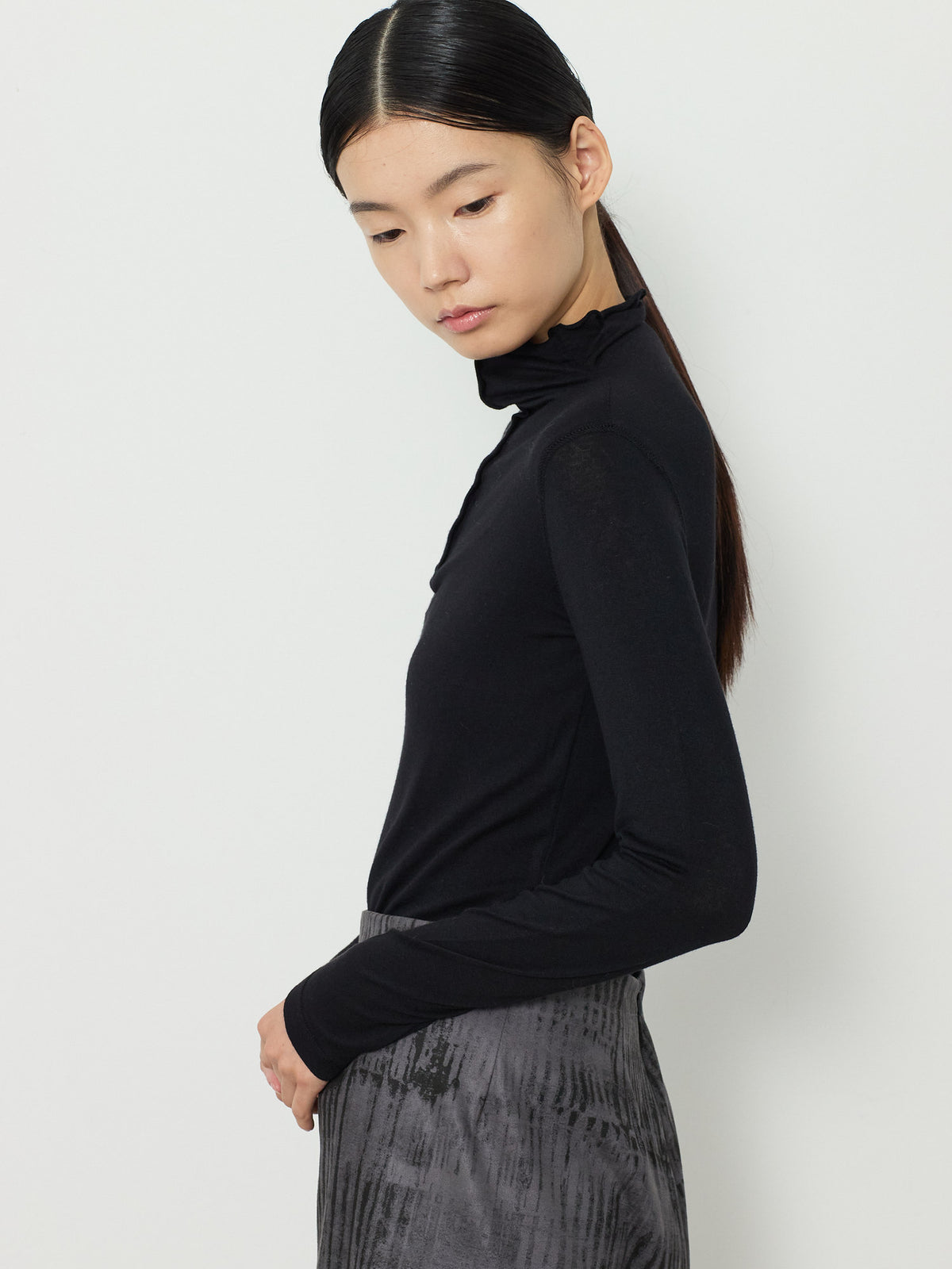 BUTTON TURTLENECK TOP [BLACK] 9