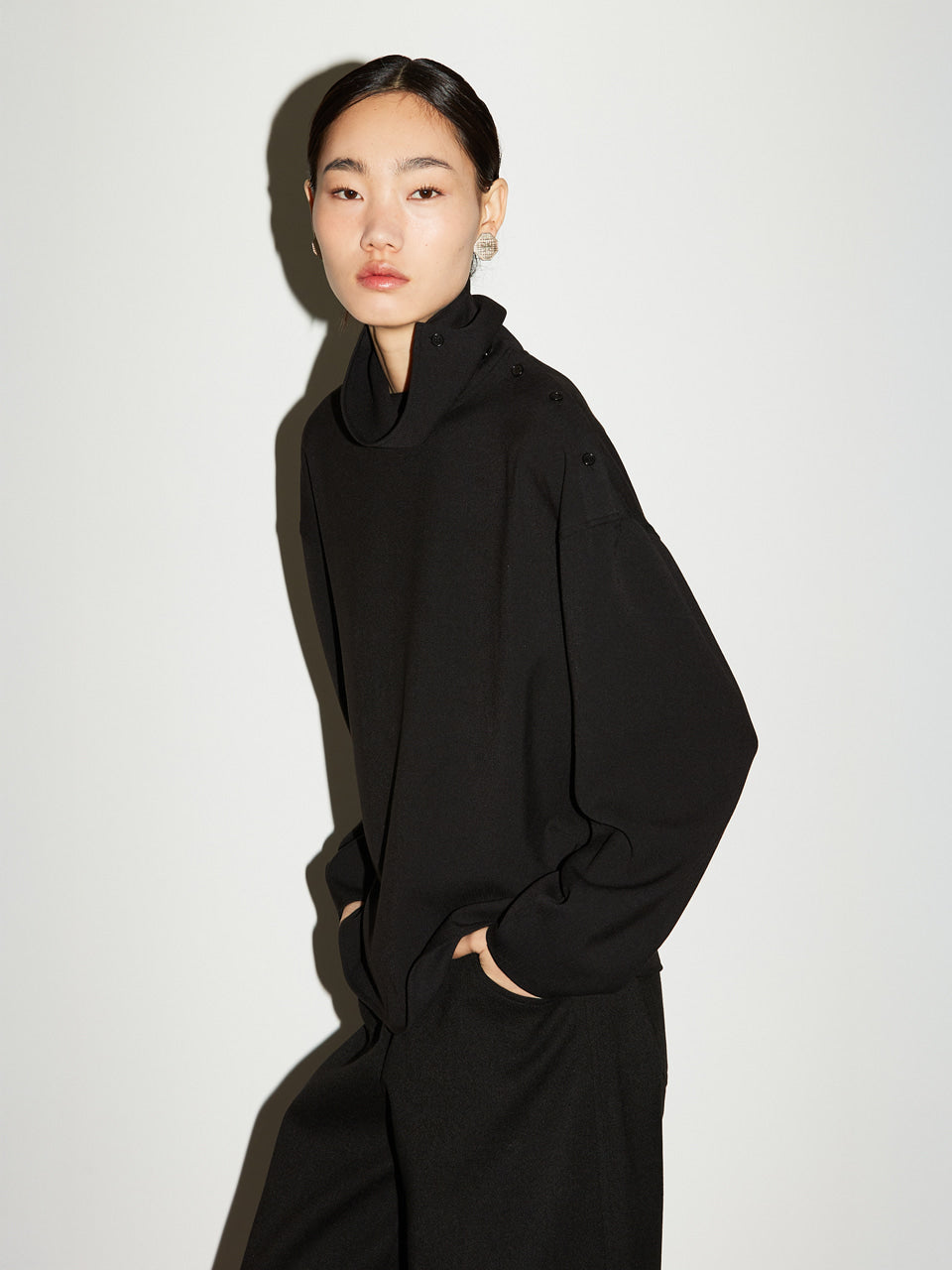 DRAPE HIGHNECK BLOUSE [BLACK]